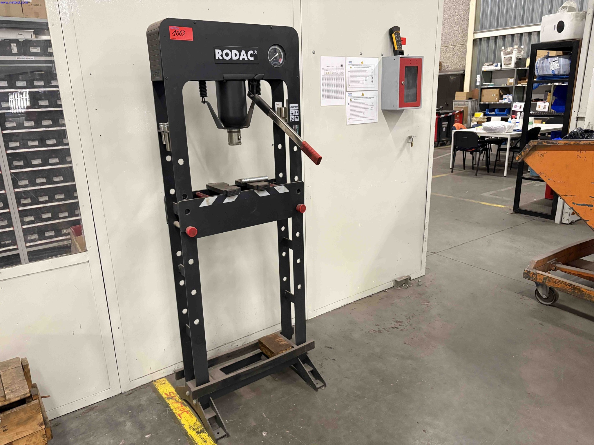 Hydraulic garage press Rodac RQPJR30 – foto 2 – kavel bij NetBid, Roterijstraat 205-8793 Waregem
