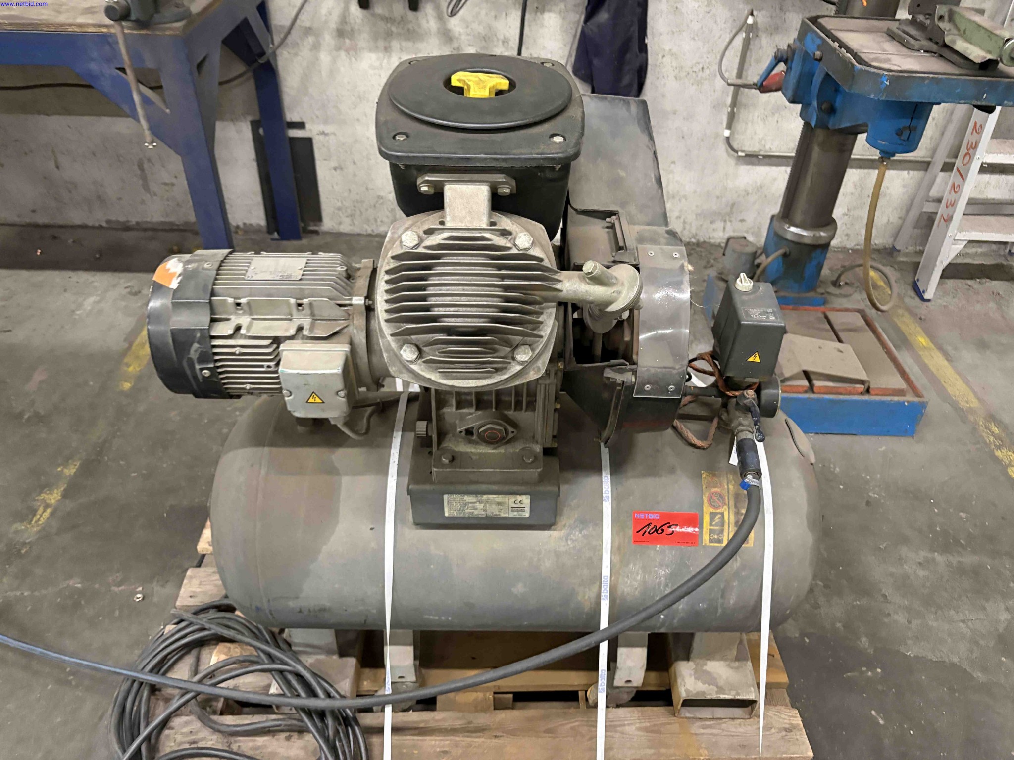 Receiver mounted air compressor Atlas Copco LT-22-15-120 – foto 2 – kavel bij NetBid, Roterijstraat 205-8793 Waregem