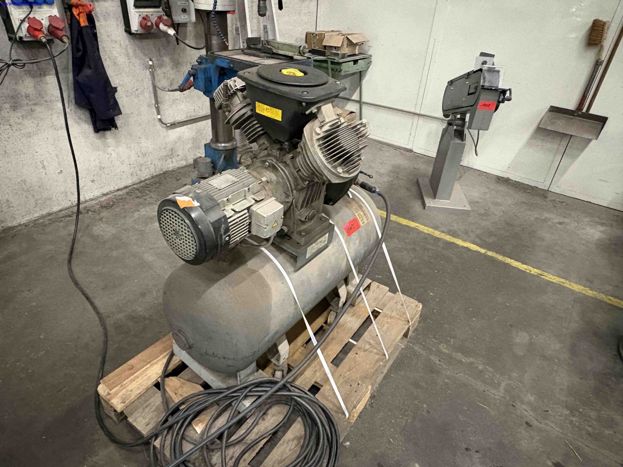 Receiver mounted air compressor Atlas Copco LT-22-15-120 – foto 4 – kavel bij NetBid, Roterijstraat 205-8793 Waregem