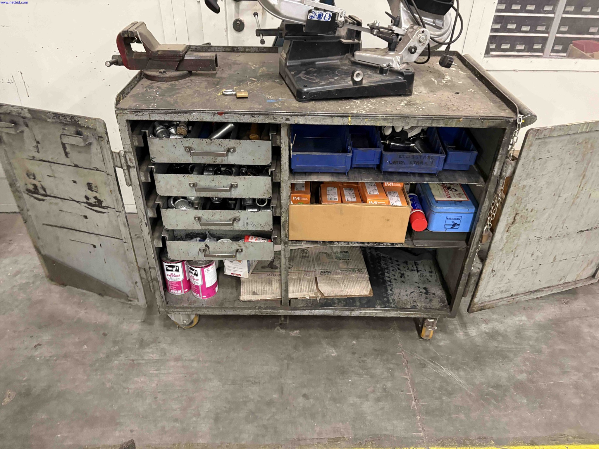 Portable horizontal bandsaw with bench Femi NG120 – foto 11 – kavel bij NetBid, Roterijstraat 205-8793 Waregem