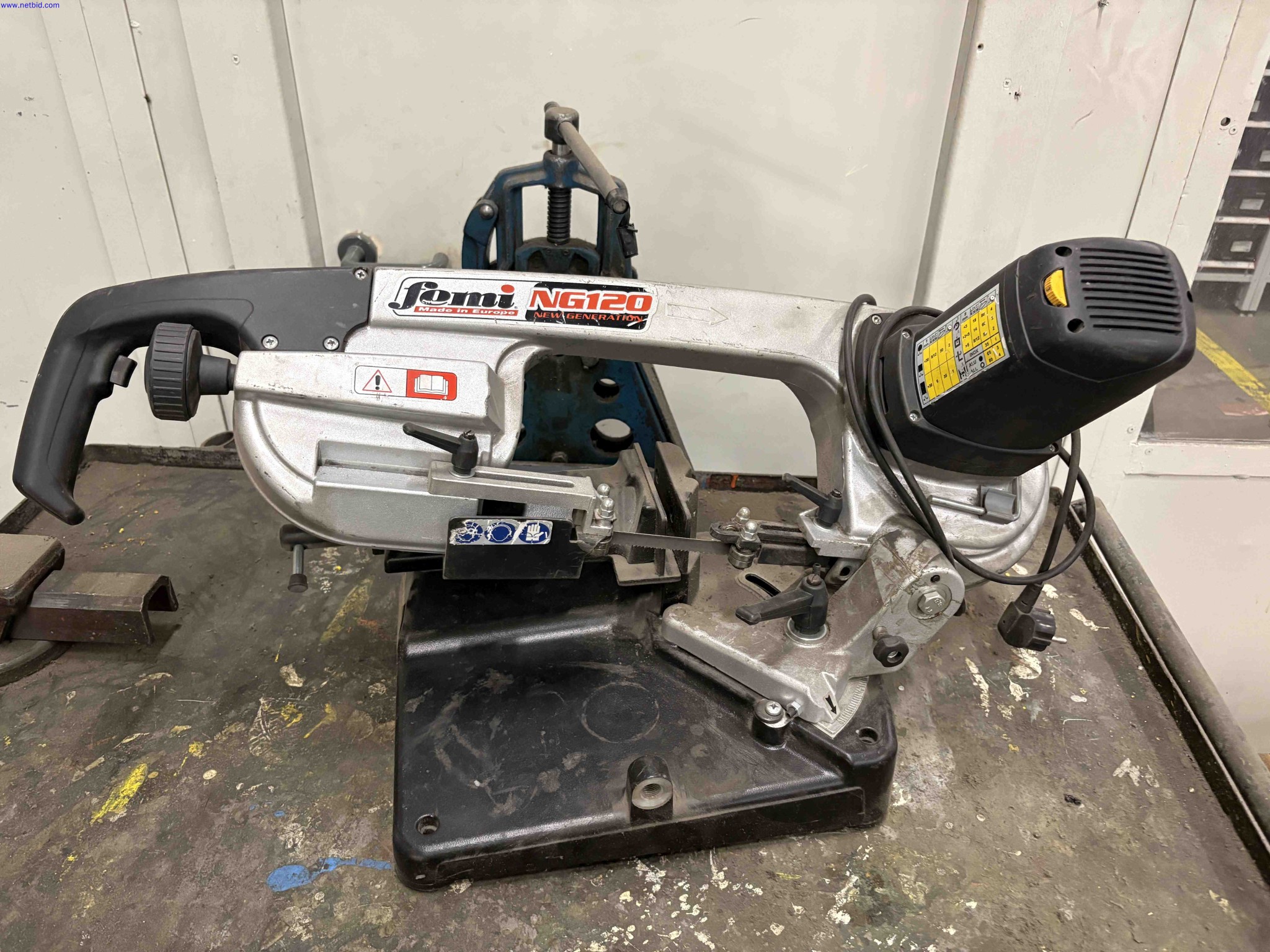 Portable horizontal bandsaw with bench Femi NG120 – foto 2 – kavel bij NetBid, Roterijstraat 205-8793 Waregem