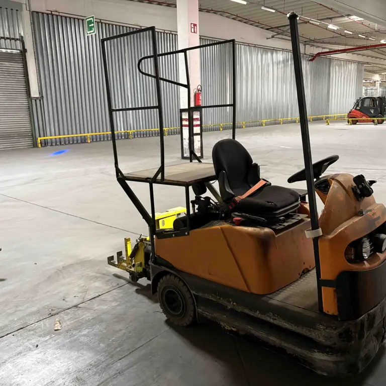 Batteriebetriebener industrieller Schlepper Still R06