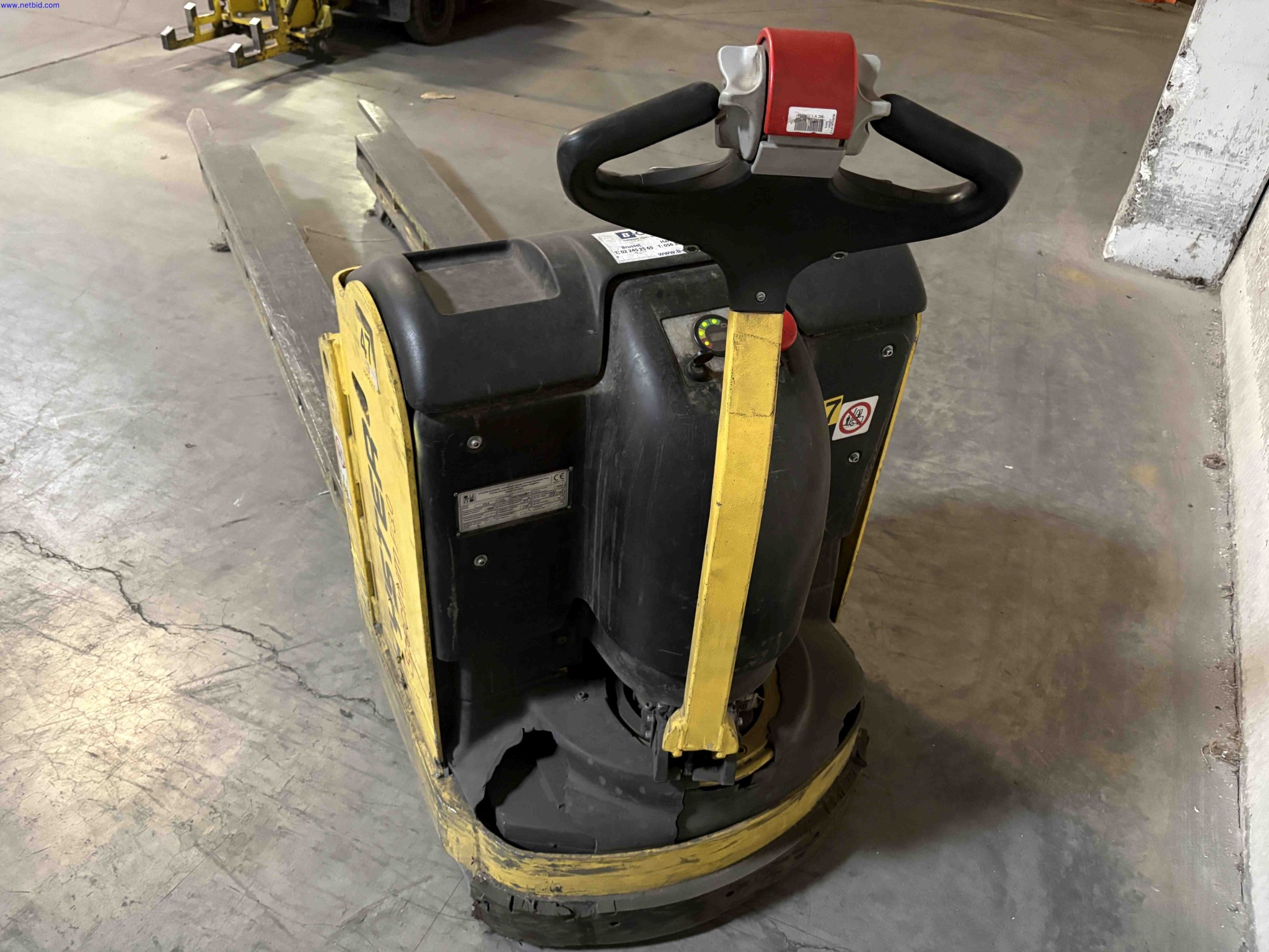Battery electric pedestrian pallet truck Hyster Spectrum P30 – foto 3 – kavel bij NetBid, Roterijstraat 205-8793 Waregem