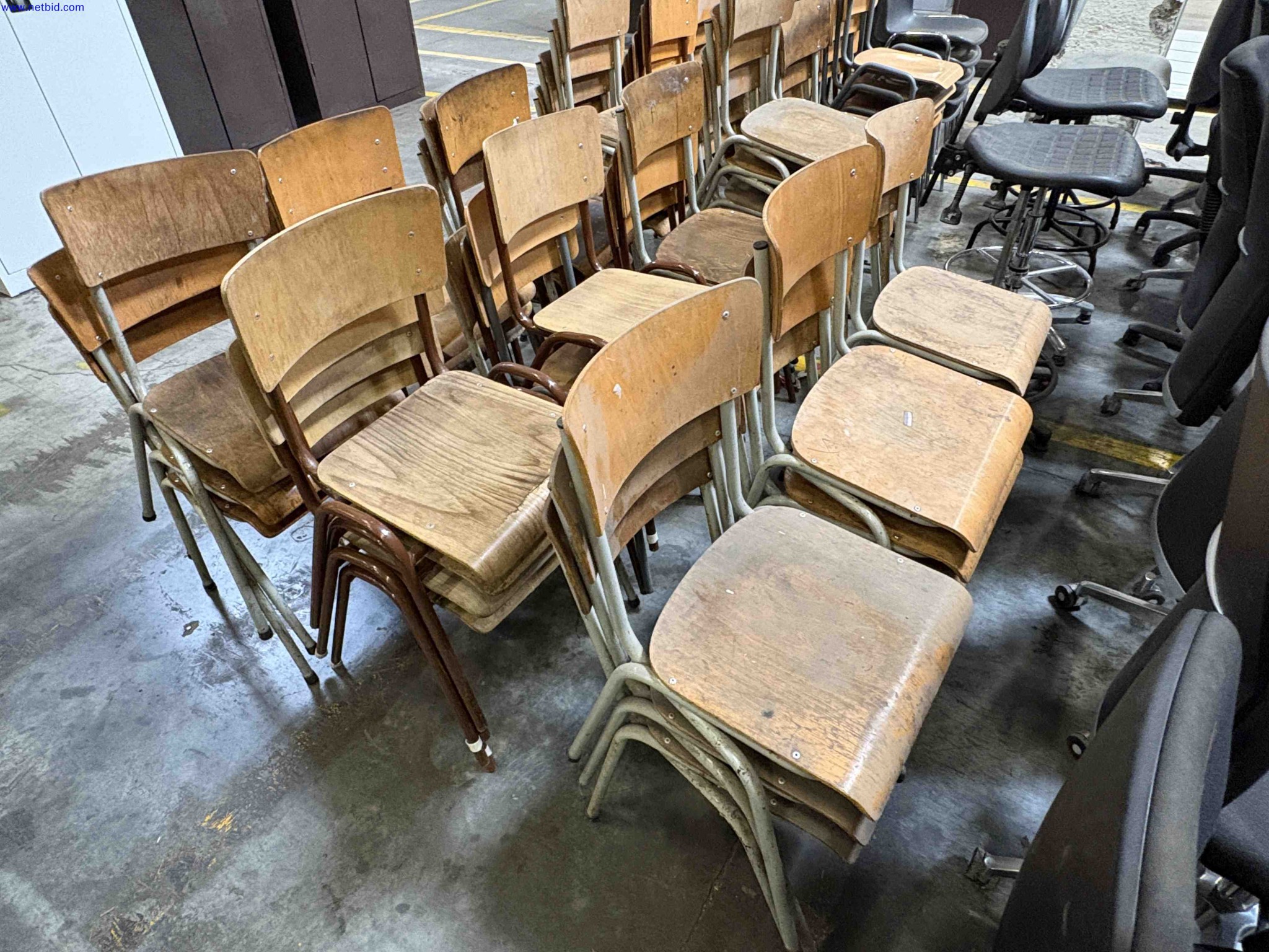 1 Set Factory / office tables and chairs – foto 10 – kavel bij NetBid, Roterijstraat 205-8793 Waregem