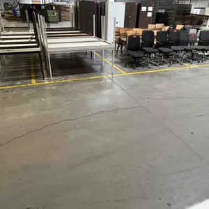 1 Set Tische und Stühle für Fabriken und Büros