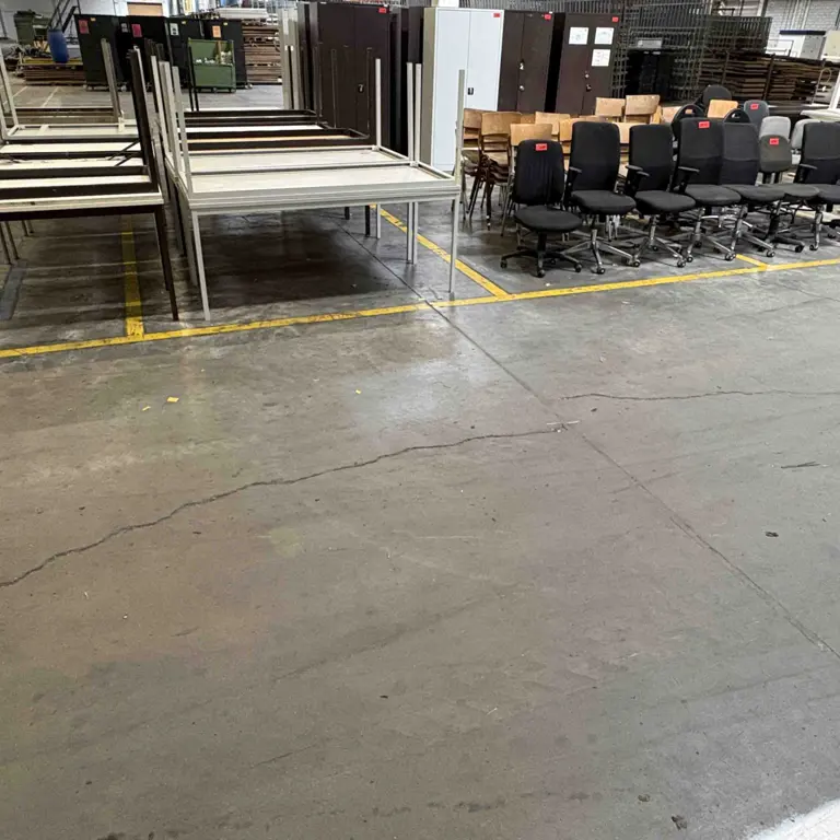 1 Set Tische und Stühle für Fabriken und Büros