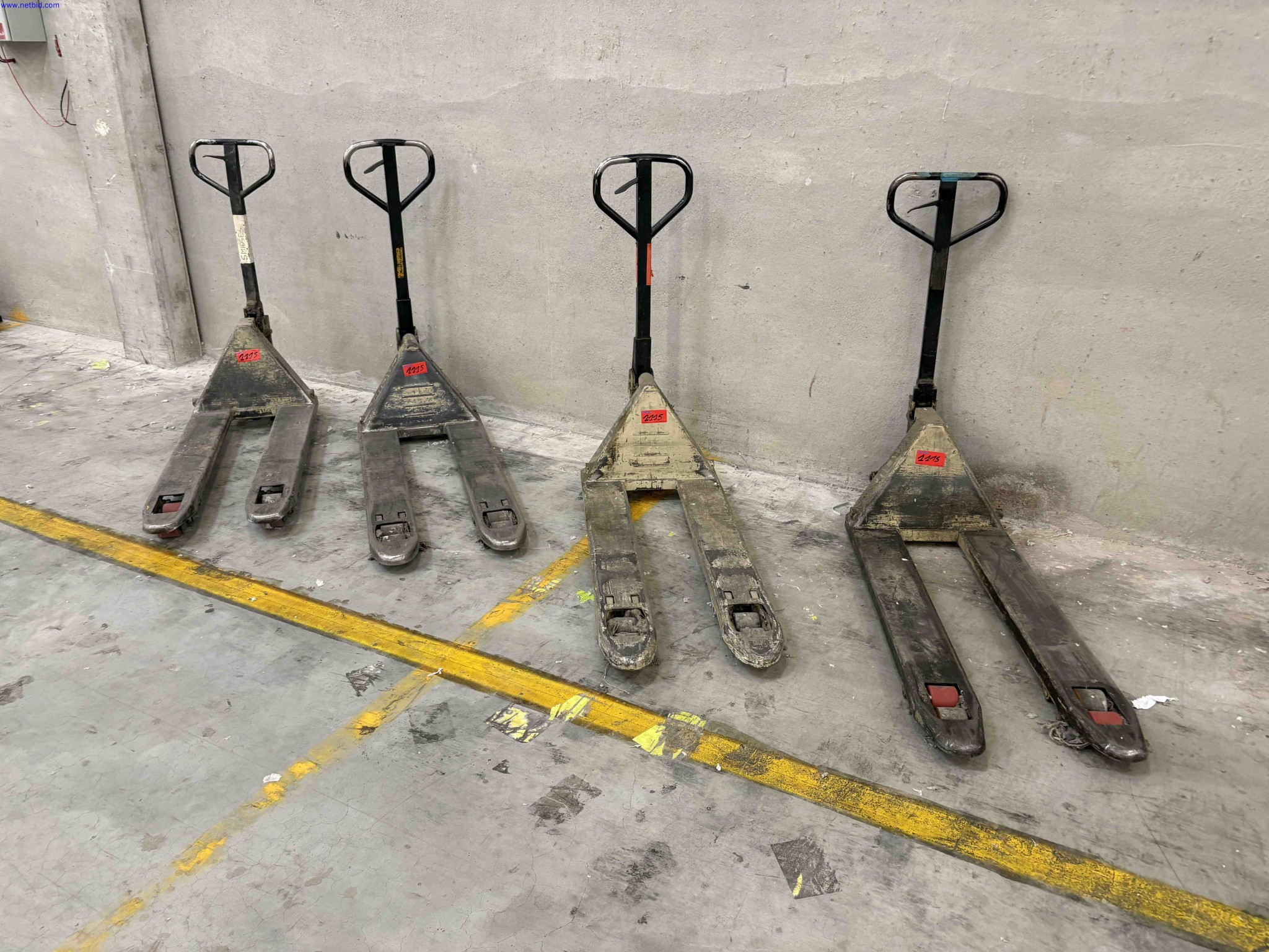4 Hydraulic pallet trucks Crown PTH 20-45T series – foto 2 – kavel bij NetBid, Roterijstraat 205-8793 Waregem