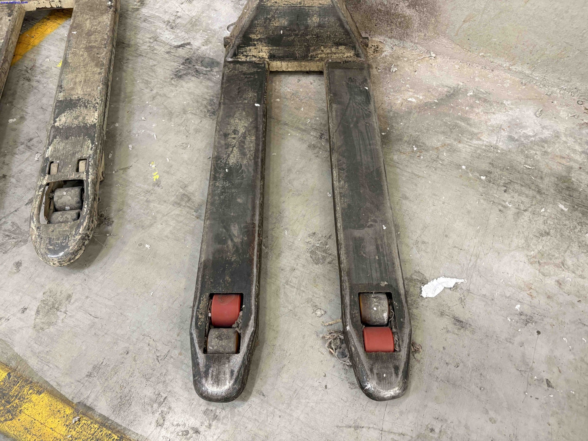 4 Hydraulic pallet trucks Crown PTH 20-45T series – foto 3 – kavel bij NetBid, Roterijstraat 205-8793 Waregem