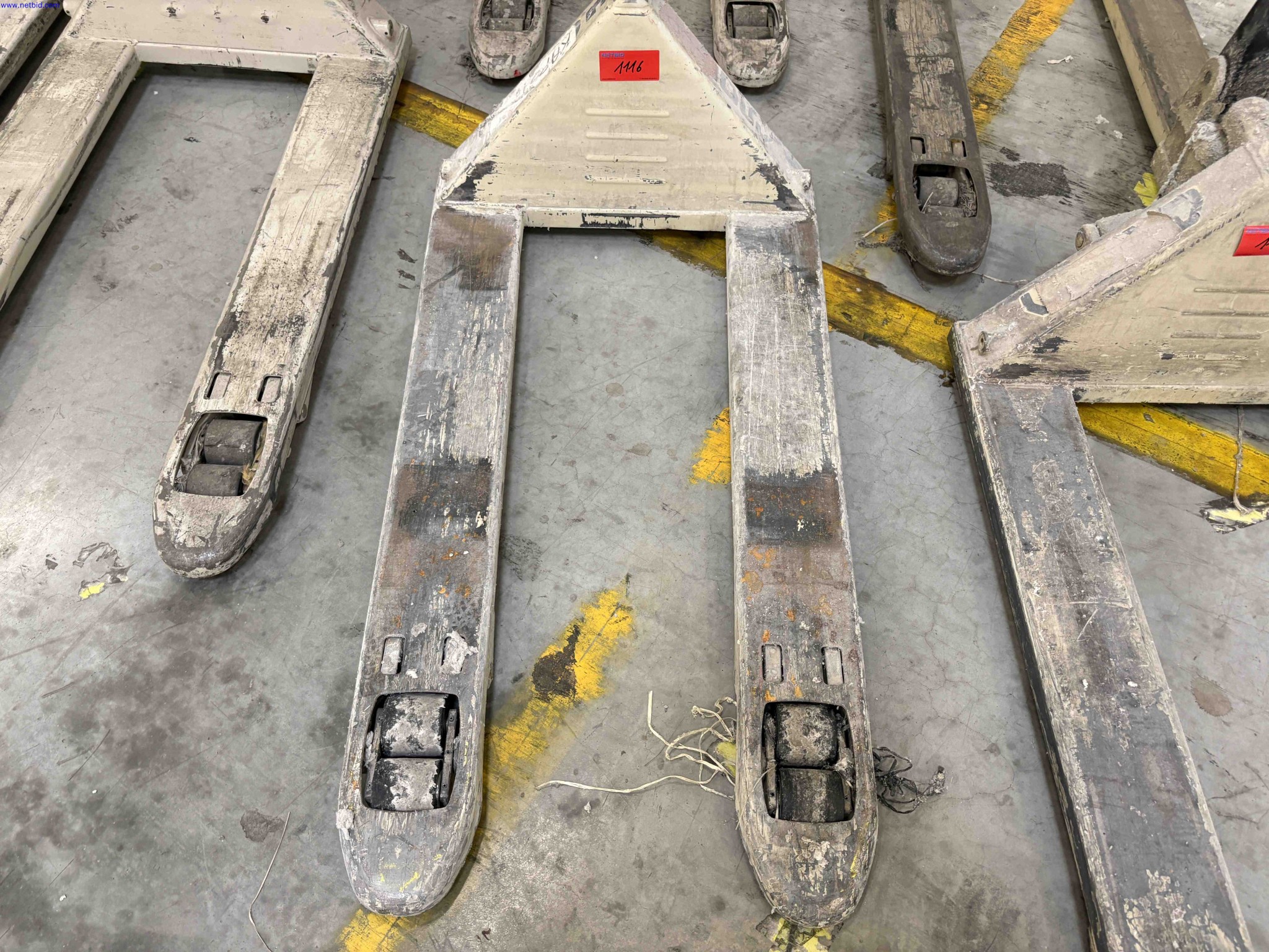 8 Hydraulic pallet trucks Crown PTH 27-45 Series – foto 5 – kavel bij NetBid, Roterijstraat 205-8793 Waregem