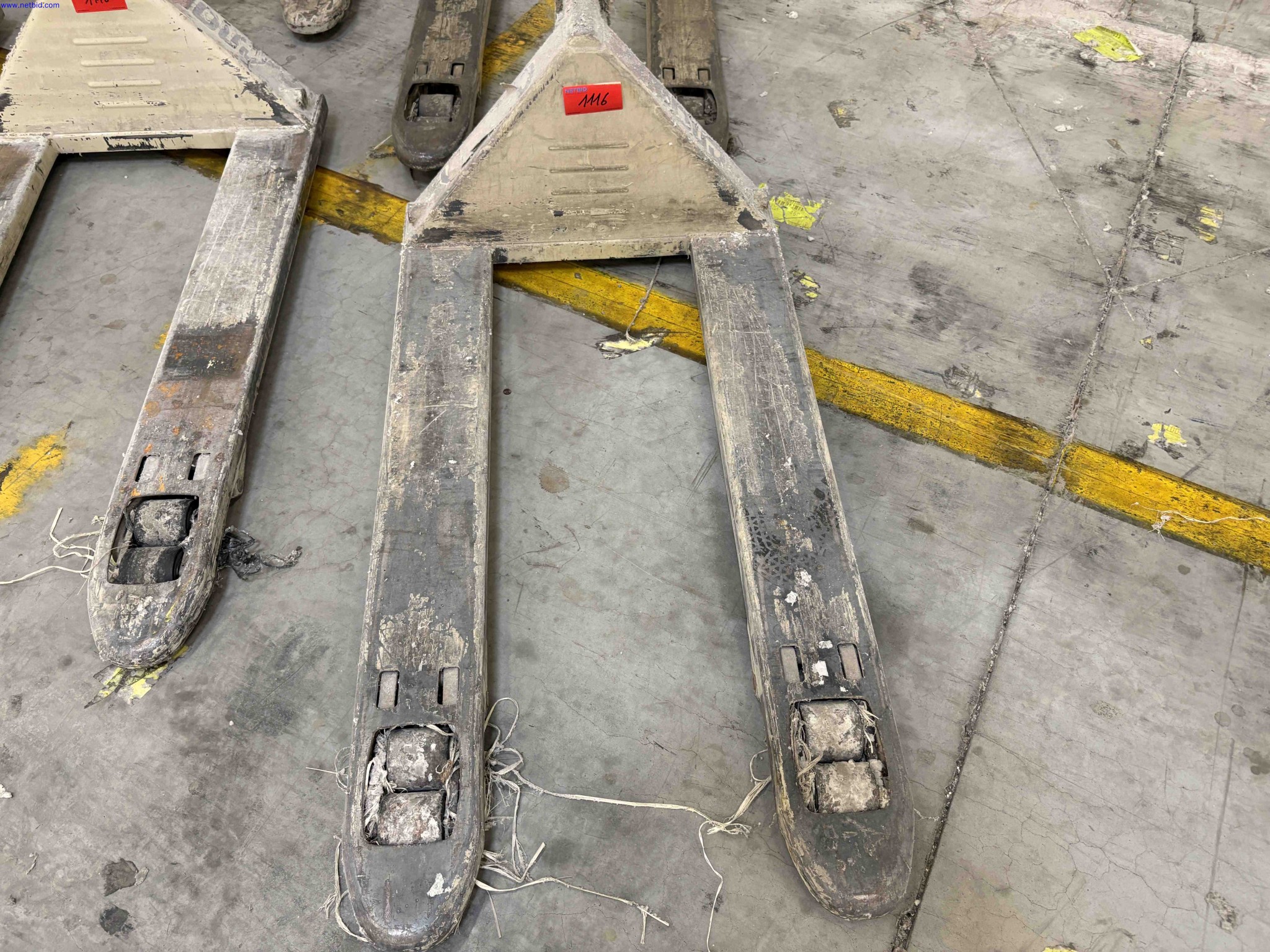 8 Hydraulic pallet trucks Crown PTH 27-45 Series – foto 6 – kavel bij NetBid, Roterijstraat 205-8793 Waregem