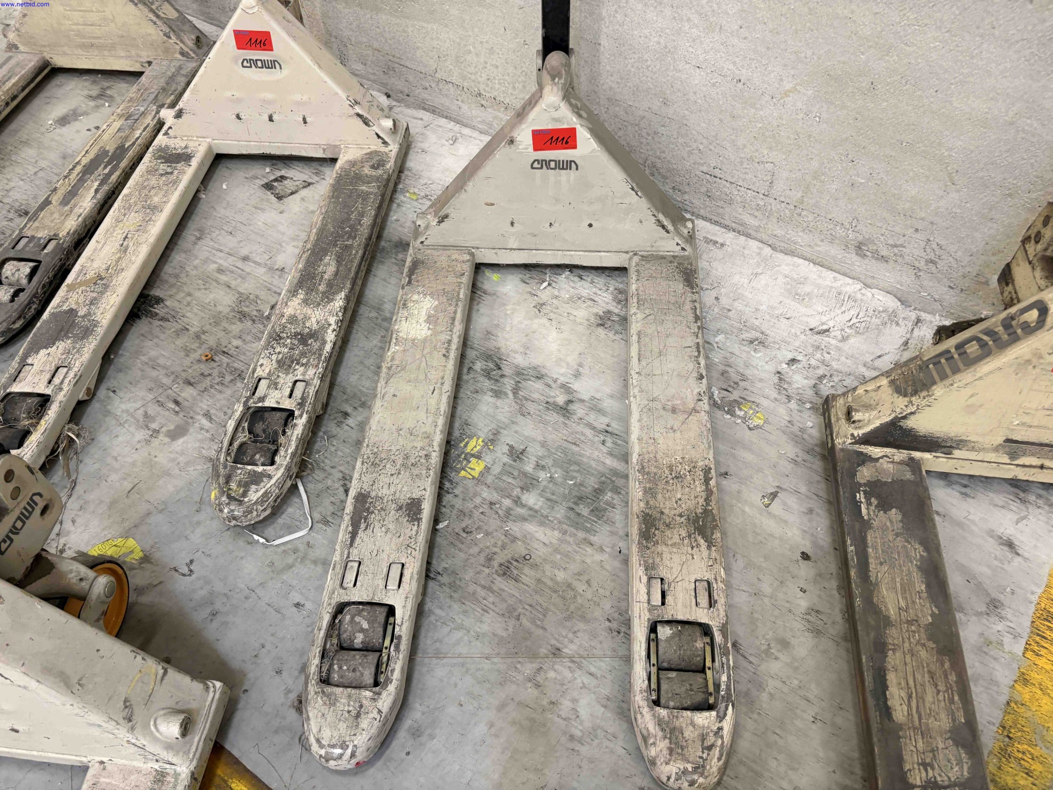 8 Hydraulic pallet trucks Crown PTH 27-45 Series – foto 8 – kavel bij NetBid, Roterijstraat 205-8793 Waregem