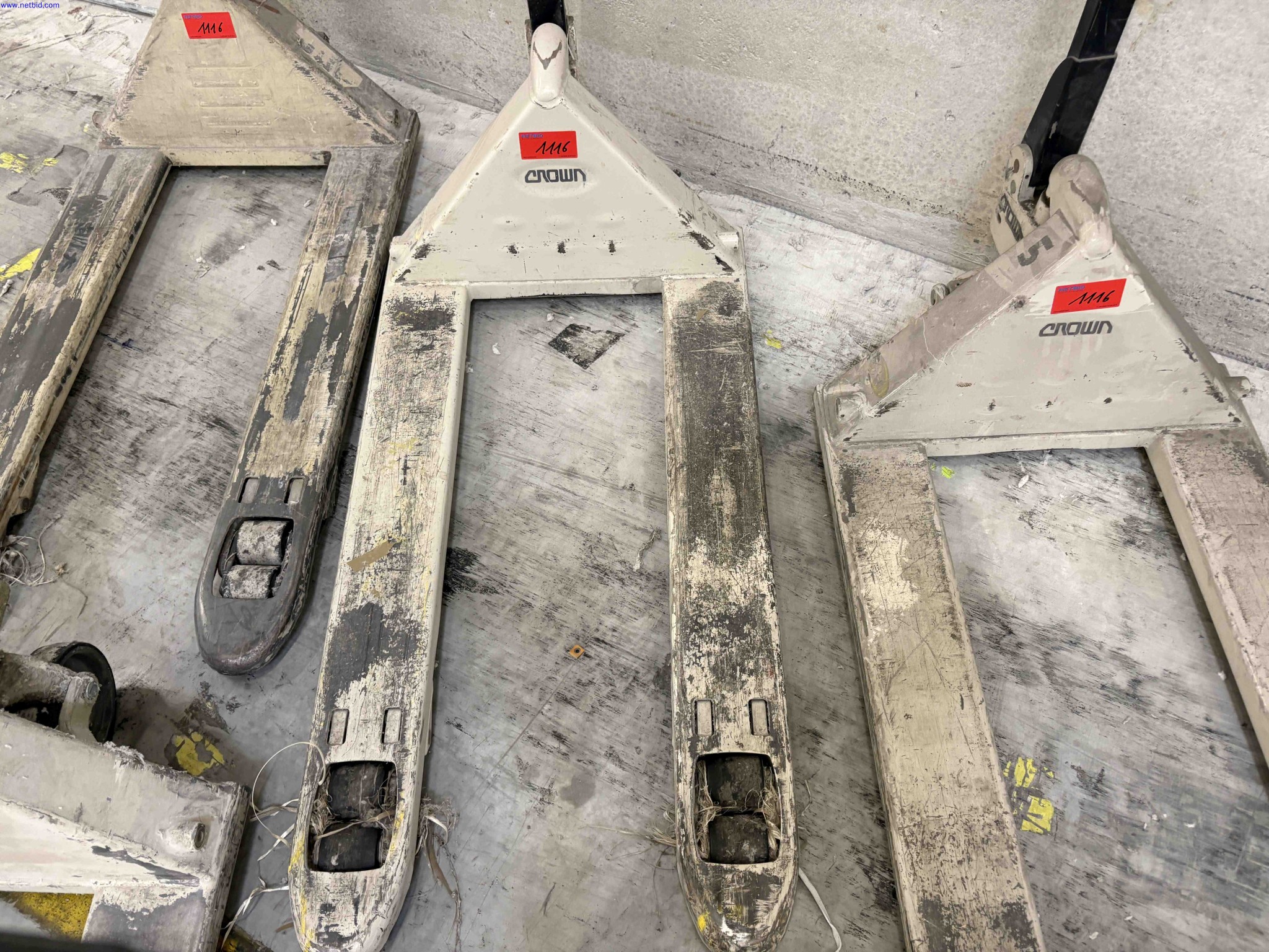 8 Hydraulic pallet trucks Crown PTH 27-45 Series – foto 9 – kavel bij NetBid, Roterijstraat 205-8793 Waregem