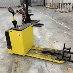 Elektrický tažný traktor na bateriový pohon Hyster P2.0S