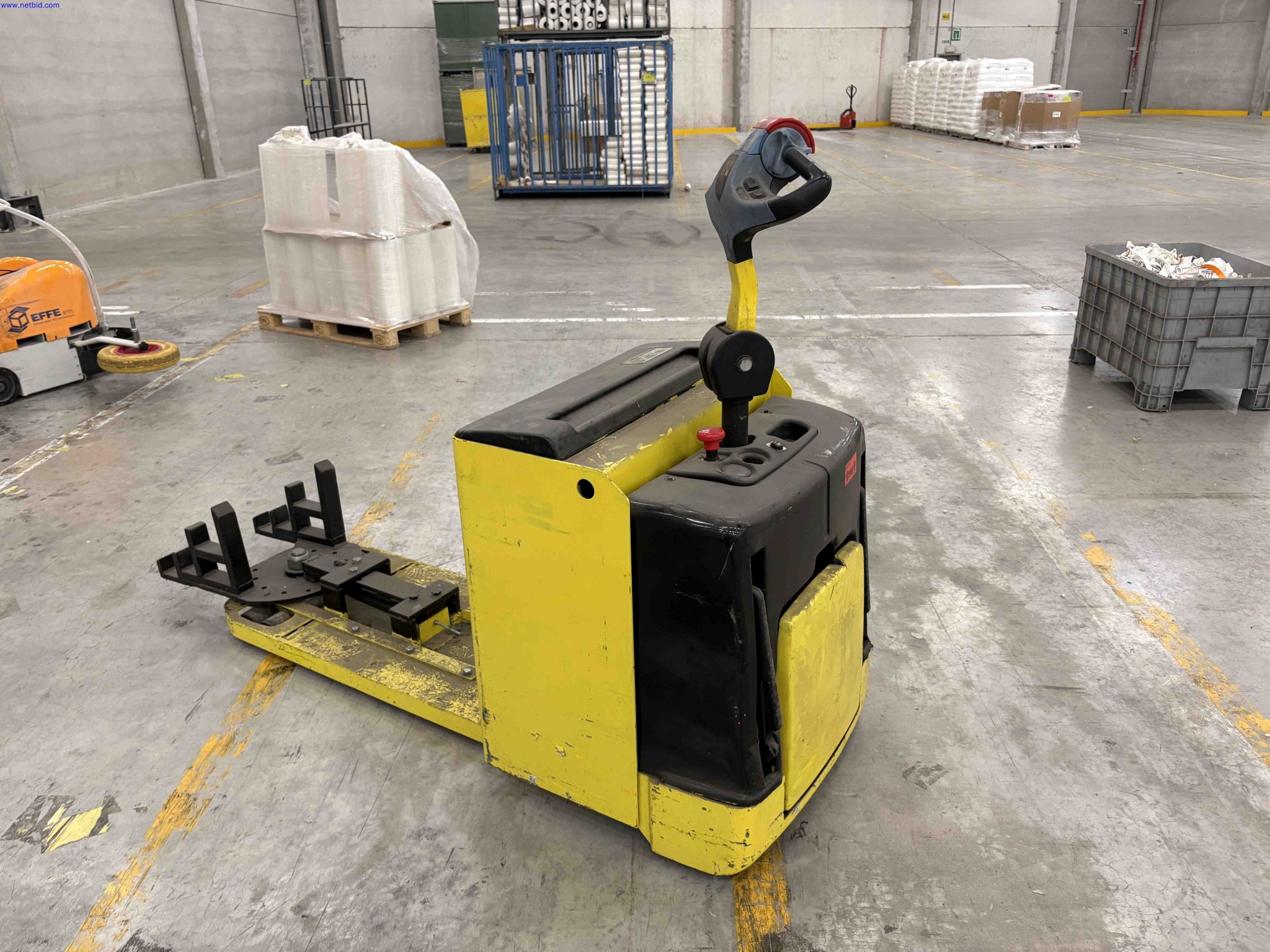 Battery electric tow tractor Hyster P2.0S – foto 2 – kavel bij NetBid, Roterijstraat 205-8793 Waregem