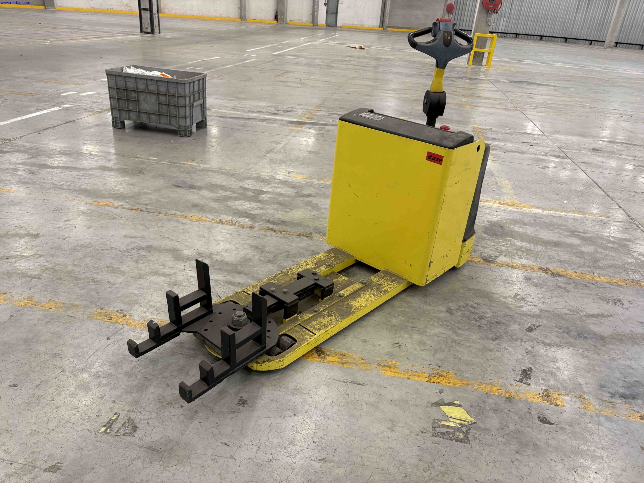 Battery electric tow tractor Hyster P2.0S – foto 3 – kavel bij NetBid, Roterijstraat 205-8793 Waregem
