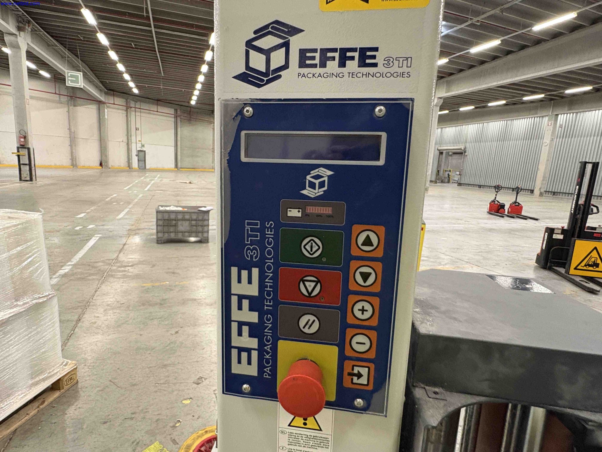 Self-propelled semi-automatic pallet stretch wrapping machine EFFE 3T Oscar V.5 – foto 2 – kavel bij NetBid, Roterijstraat 205-8793 Waregem