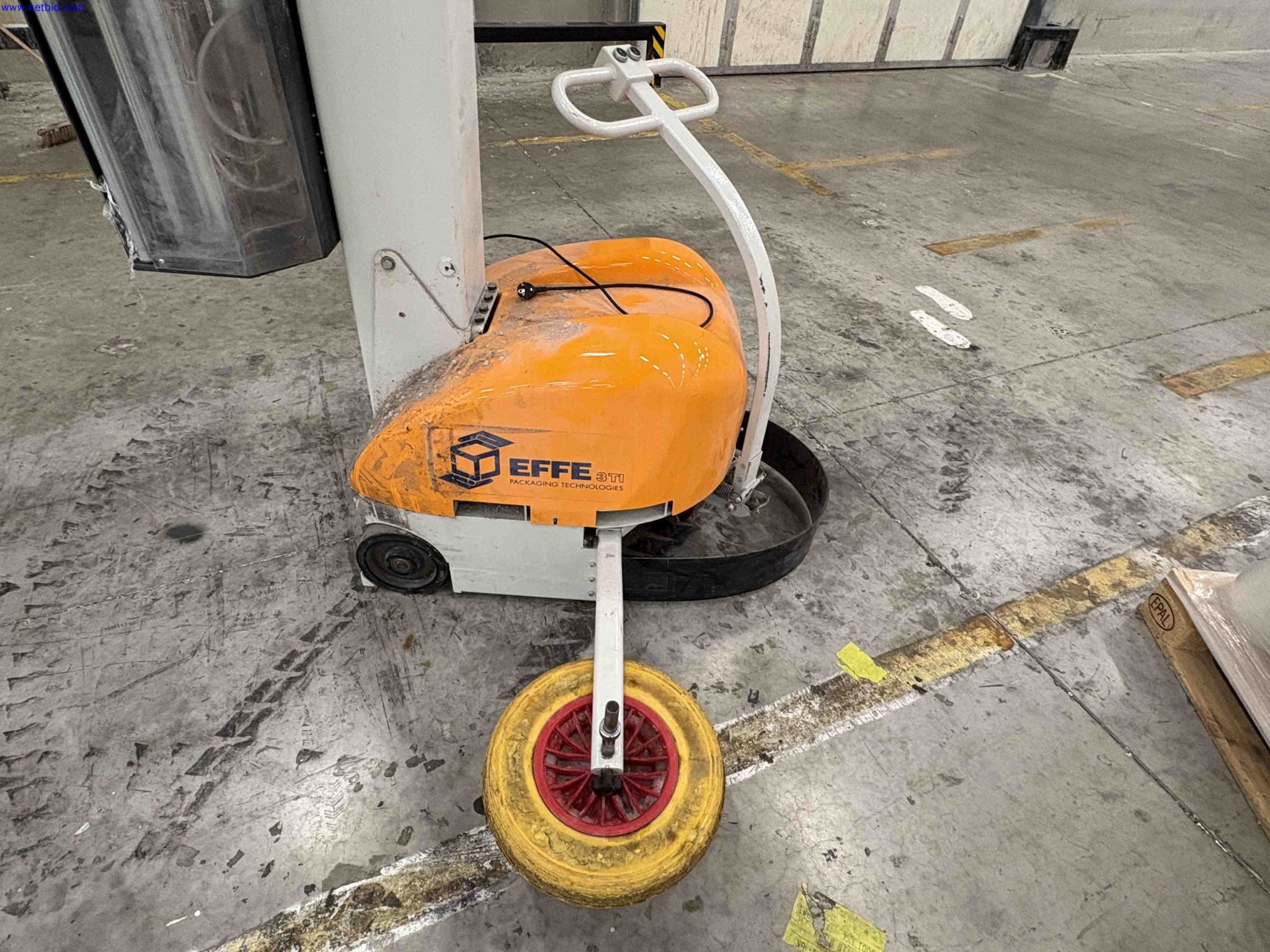 Self-propelled semi-automatic pallet stretch wrapping machine EFFE 3T Oscar V.5 – foto 6 – kavel bij NetBid, Roterijstraat 205-8793 Waregem