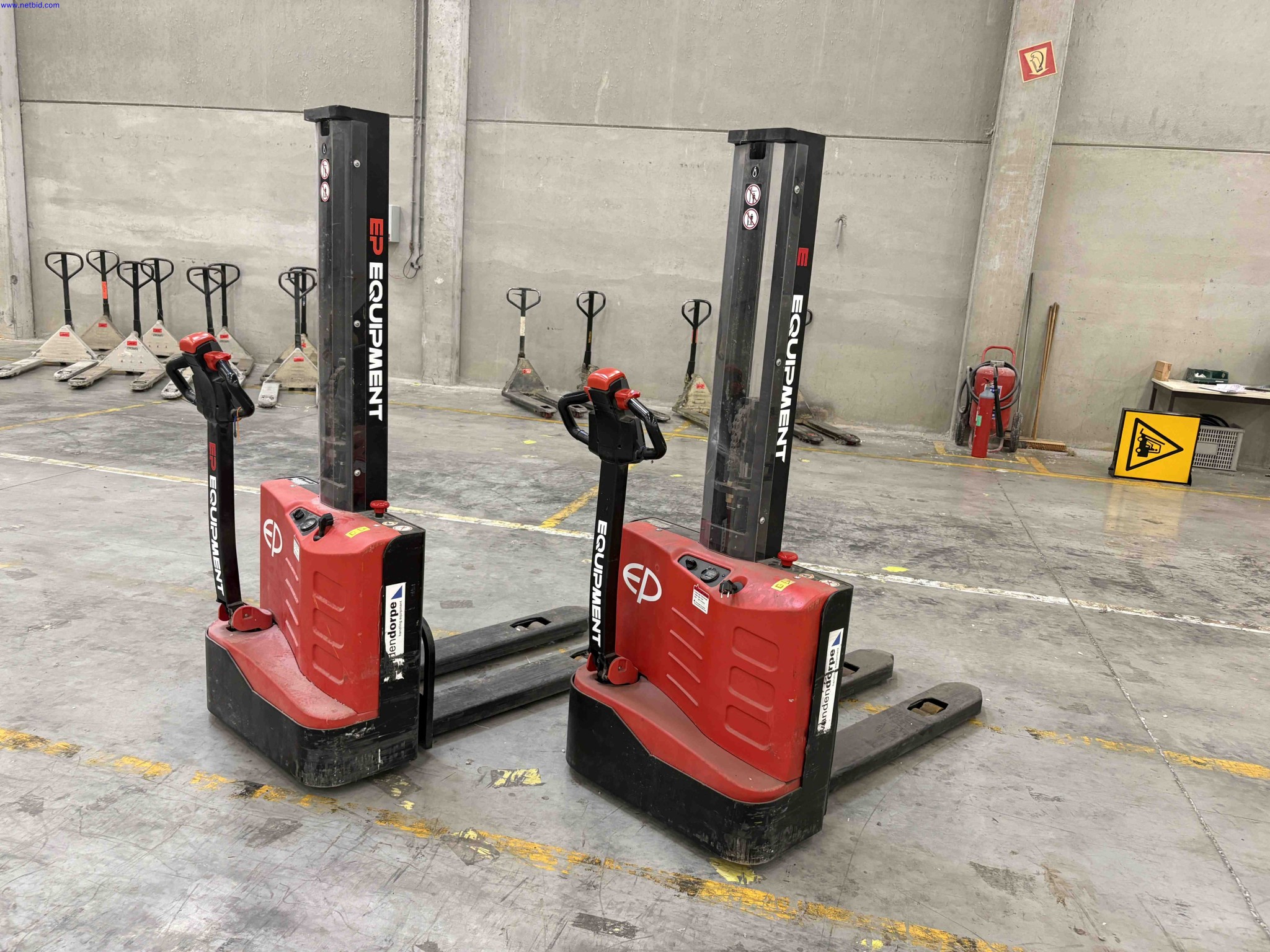 2 Battery electric pedestrian pallet stackers EP Equipment ES12-12MM – foto 2 – kavel bij NetBid, Roterijstraat 205-8793 Waregem