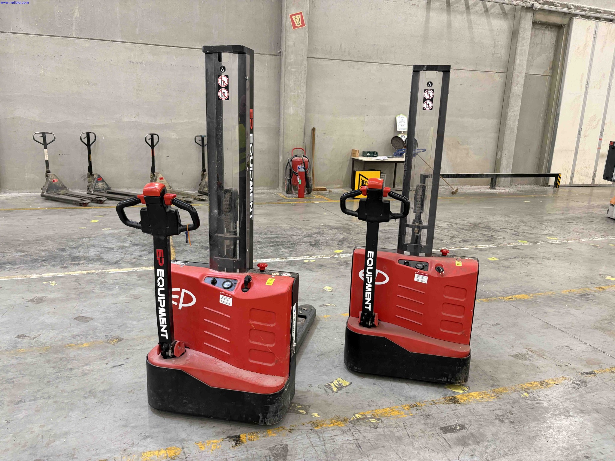 2 Battery electric pedestrian pallet stackers EP Equipment ES12-12MM – foto 3 – kavel bij NetBid, Roterijstraat 205-8793 Waregem