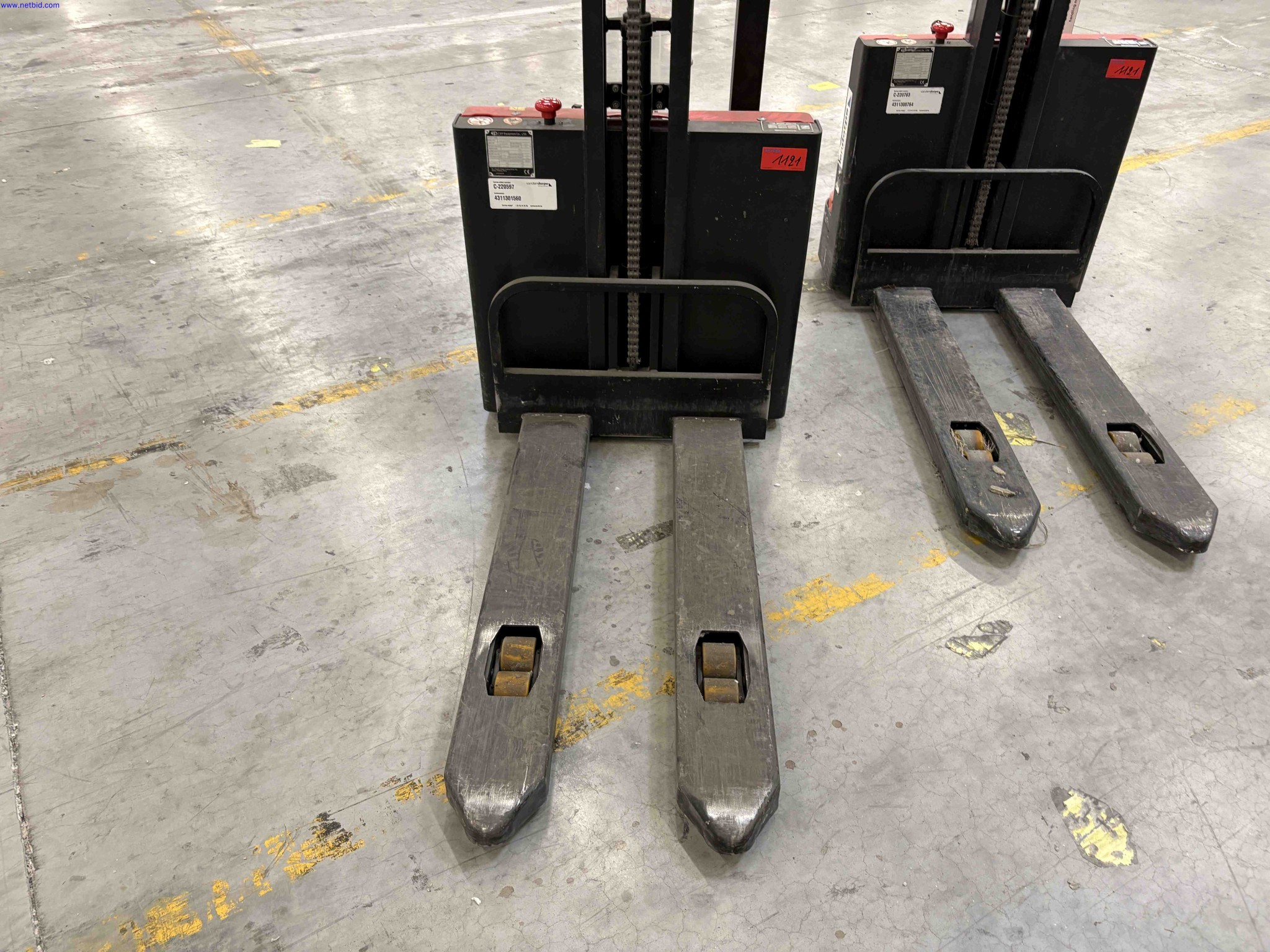 2 Battery electric pedestrian pallet stackers EP Equipment ES12-12MM – foto 7 – kavel bij NetBid, Roterijstraat 205-8793 Waregem