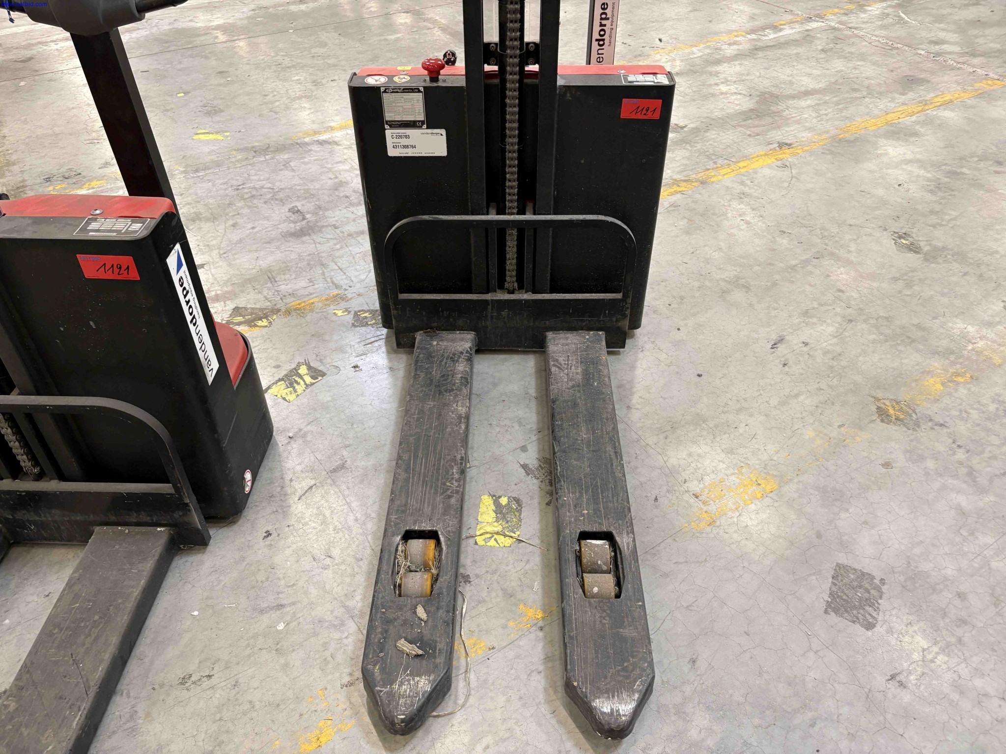 2 Battery electric pedestrian pallet stackers EP Equipment ES12-12MM – foto 8 – kavel bij NetBid, Roterijstraat 205-8793 Waregem