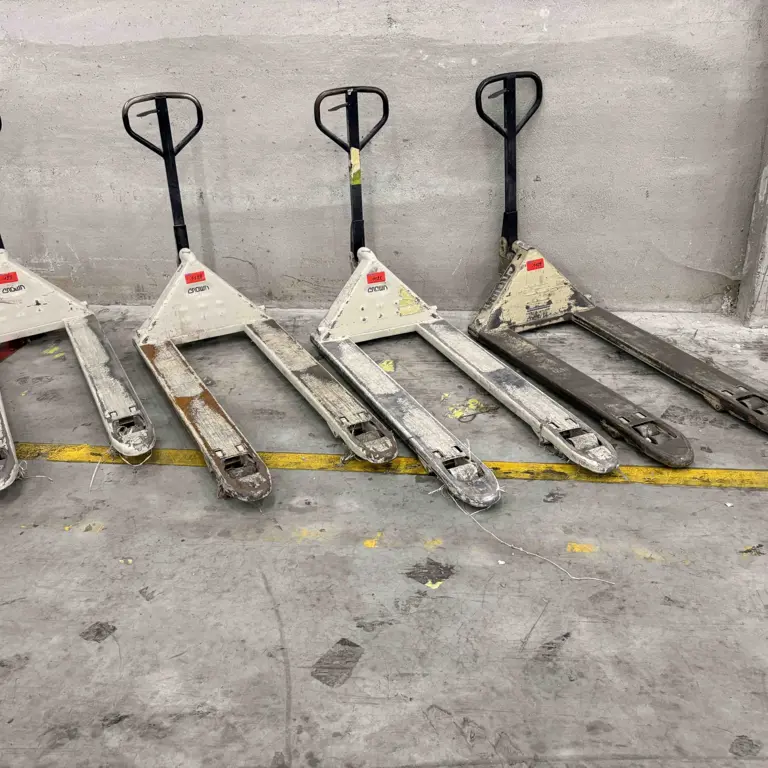 4 Hydraulické paletové vozíky se širokými vidlicemi Crown