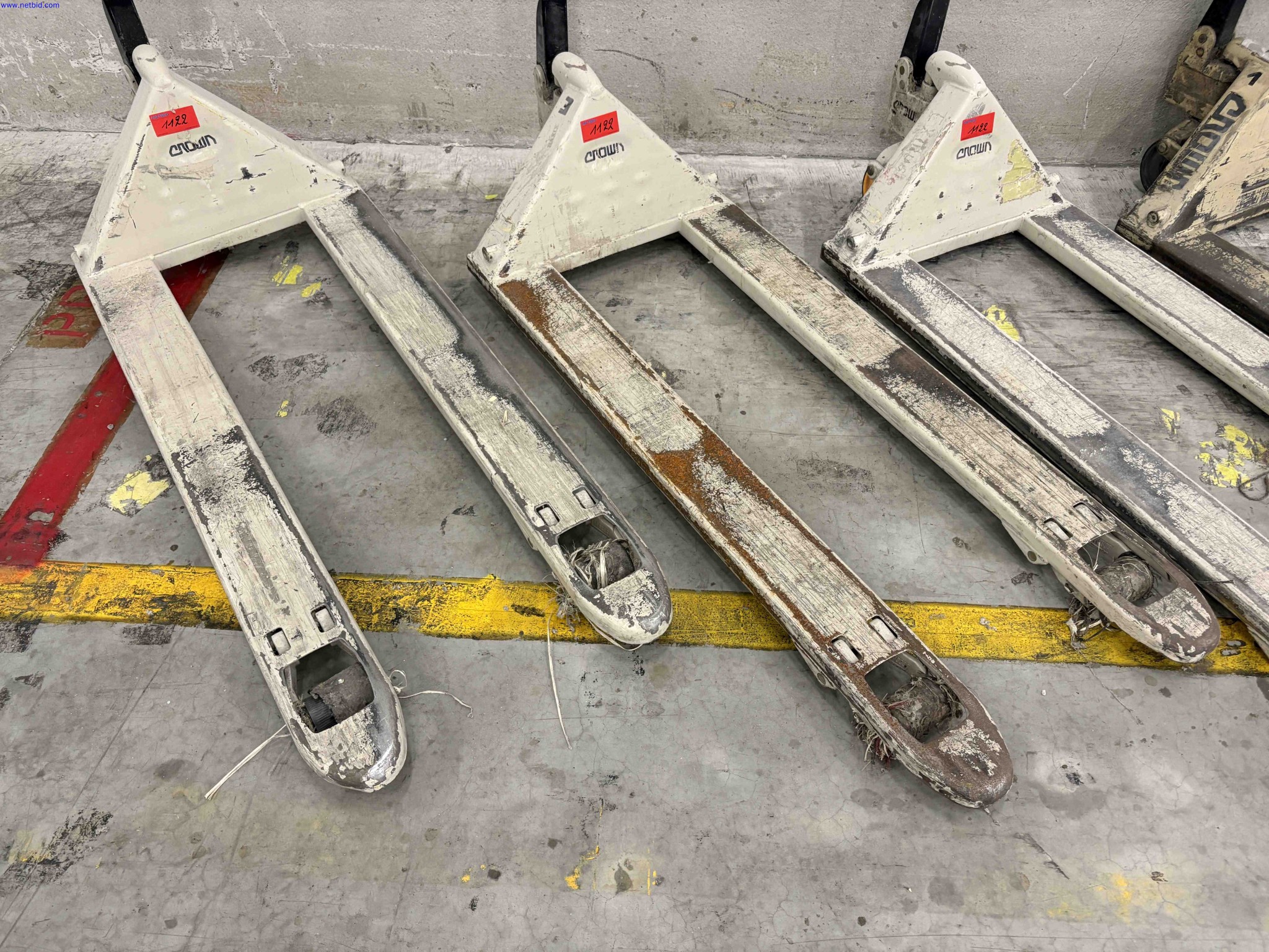 4 Wide-fork hydraulic pallet trucks Crown – foto 2 – kavel bij NetBid, Roterijstraat 205-8793 Waregem