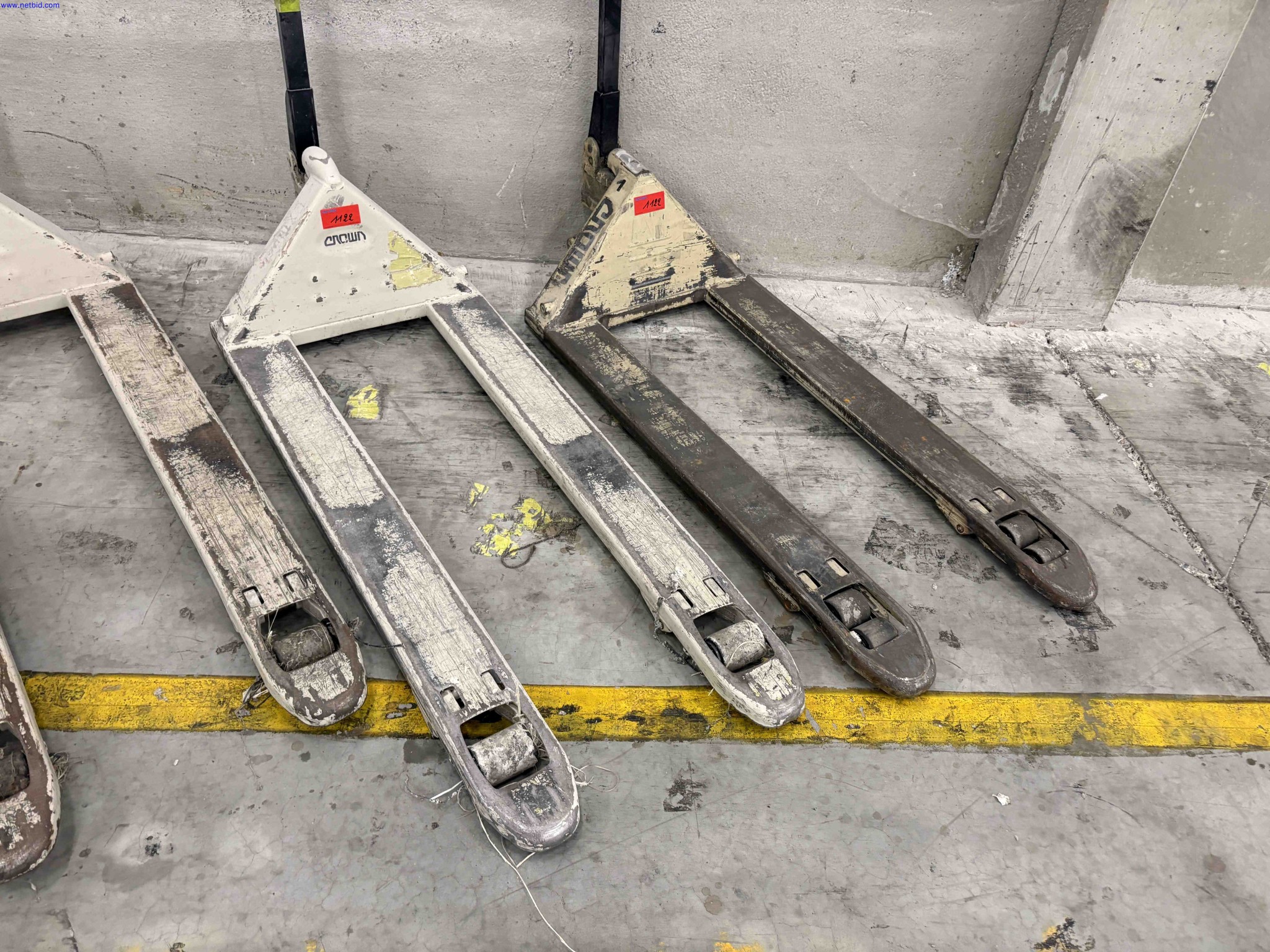 4 Wide-fork hydraulic pallet trucks Crown – foto 3 – kavel bij NetBid, Roterijstraat 205-8793 Waregem