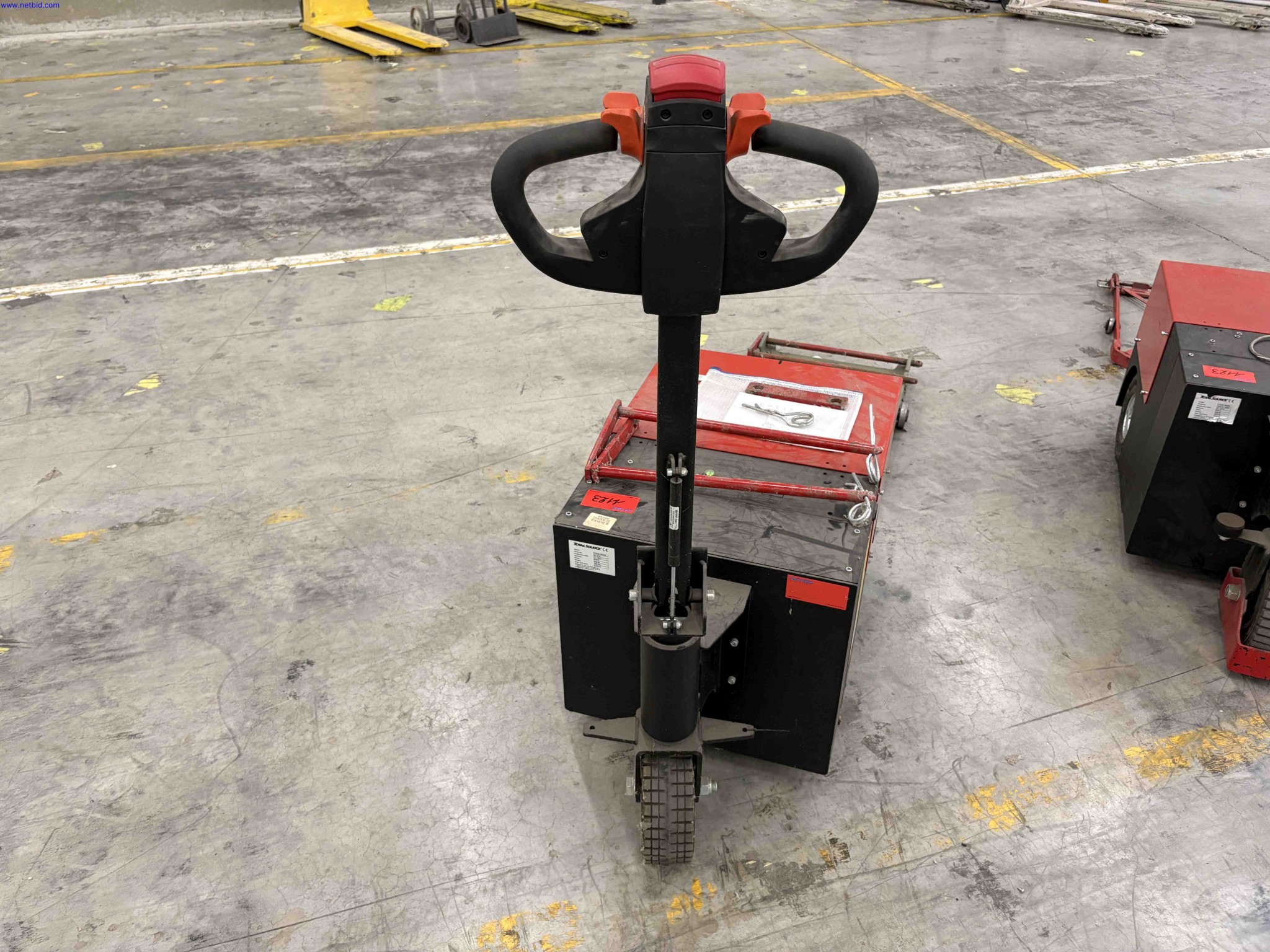 2 Battery electric pedestrian tow tugs Total Source C3500 Brake – foto 11 – kavel bij NetBid, Roterijstraat 205-8793 Waregem