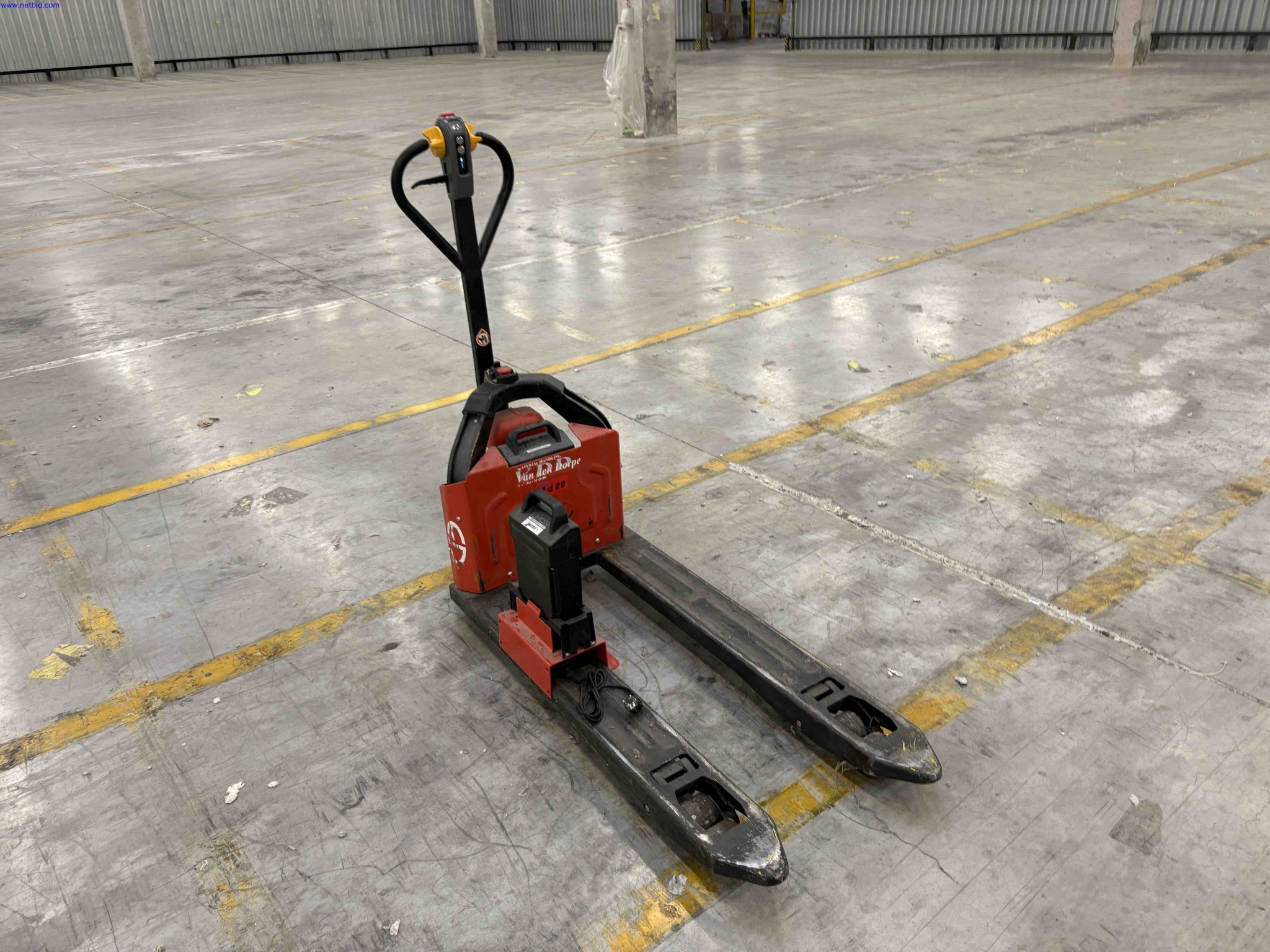 Battery electric pallet trucks EP Equipment EPT-12-EZ – foto 2 – kavel bij NetBid, Roterijstraat 205-8793 Waregem