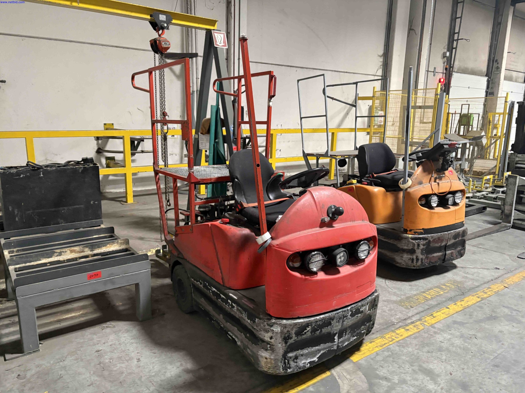 Ride-on battery electric tow tractor Linde Material Handling P60 – foto 2 – kavel bij NetBid, Roterijstraat 205-8793 Waregem