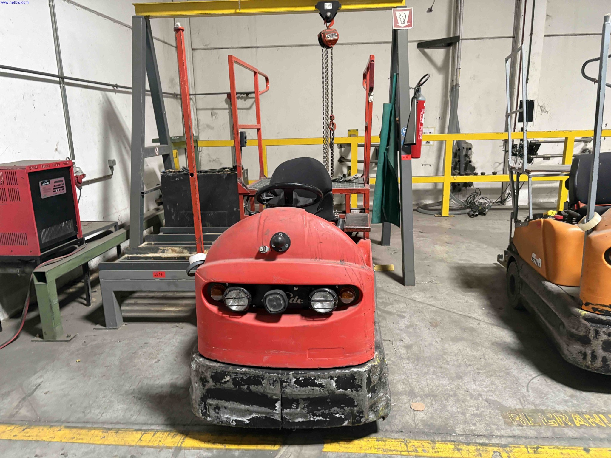 Ride-on battery electric tow tractor Linde Material Handling P60 – foto 3 – kavel bij NetBid, Roterijstraat 205-8793 Waregem