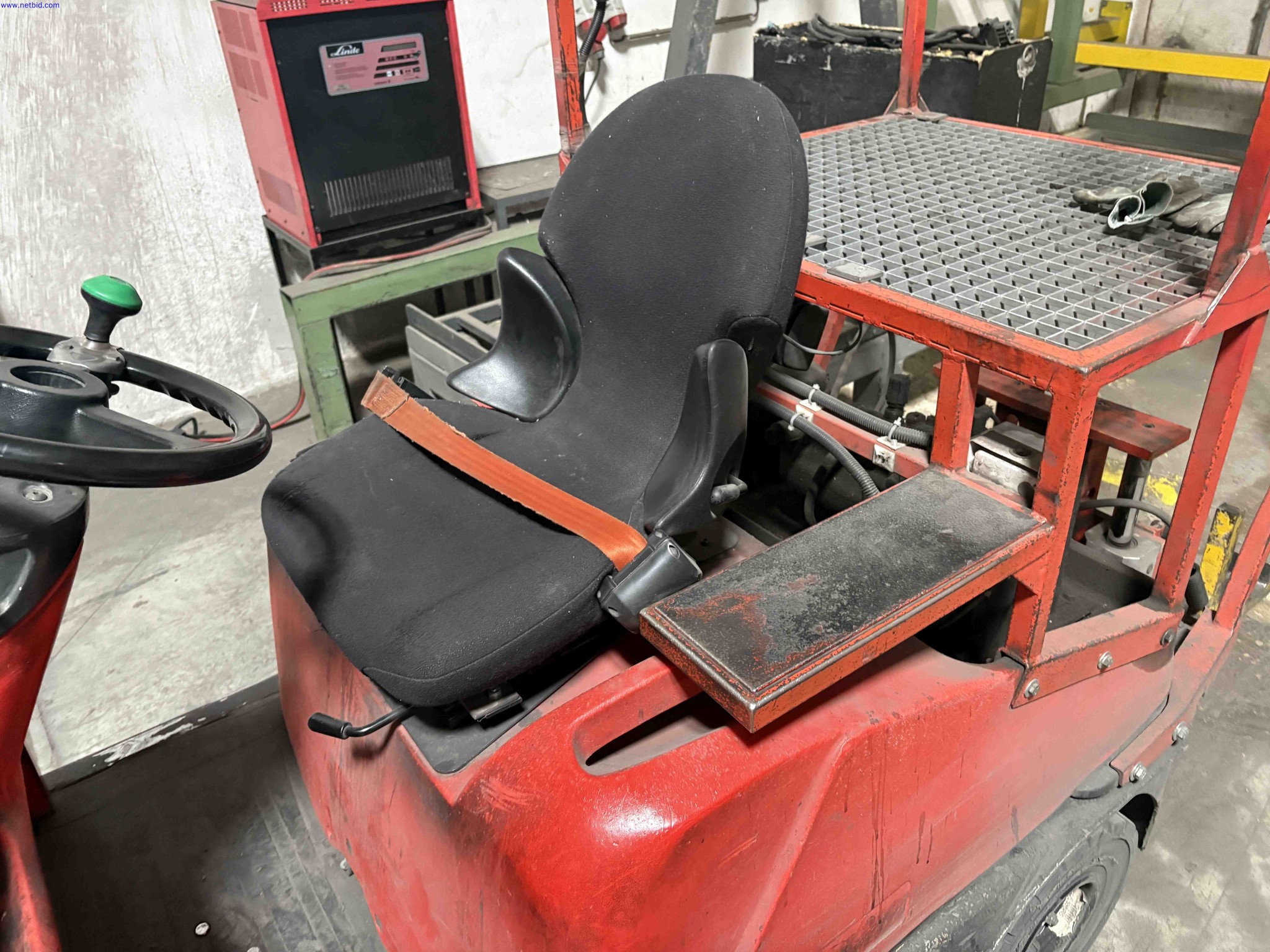 Ride-on battery electric tow tractor Linde Material Handling P60 – foto 4 – kavel bij NetBid, Roterijstraat 205-8793 Waregem