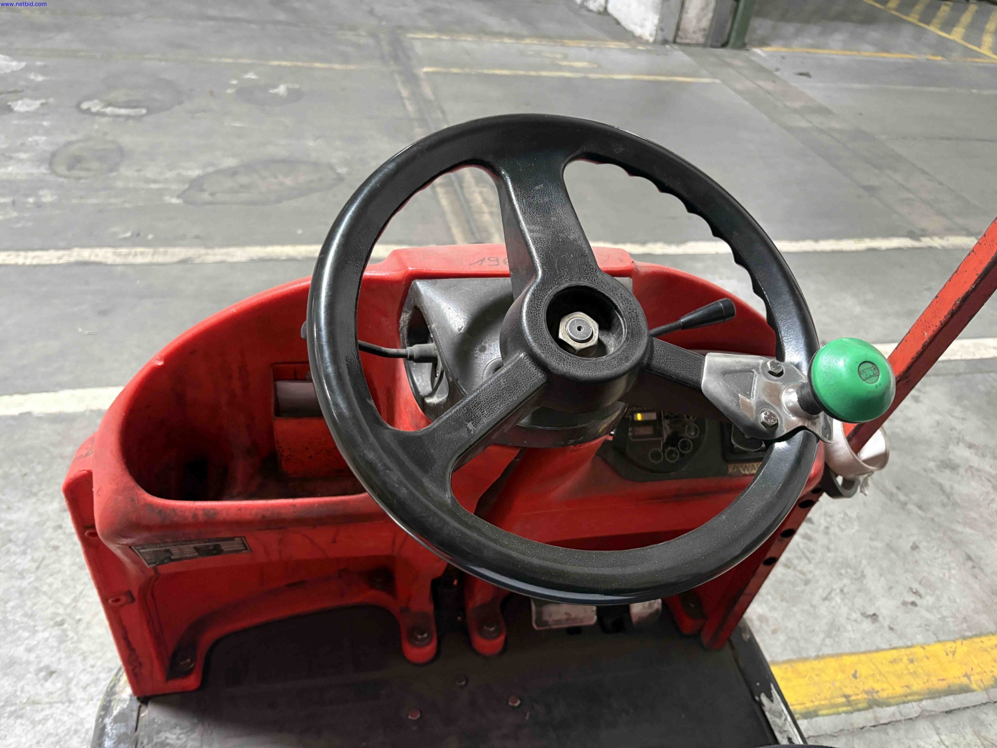 Ride-on battery electric tow tractor Linde Material Handling P60 – foto 5 – kavel bij NetBid, Roterijstraat 205-8793 Waregem