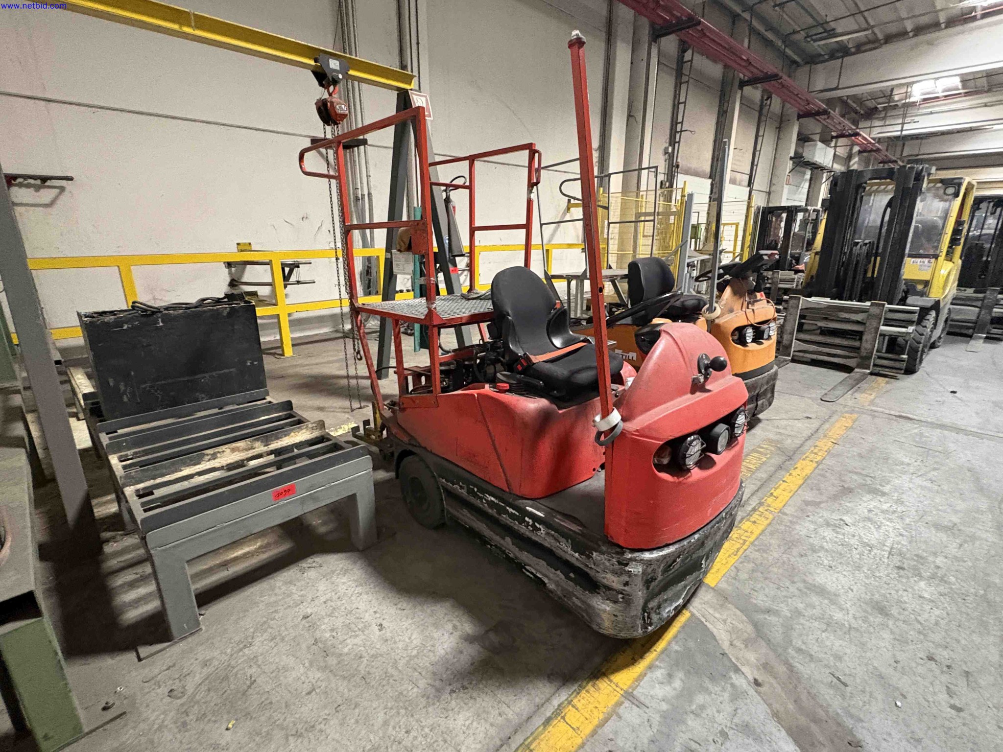 Ride-on battery electric tow tractor Linde Material Handling P60 – foto 7 – kavel bij NetBid, Roterijstraat 205-8793 Waregem