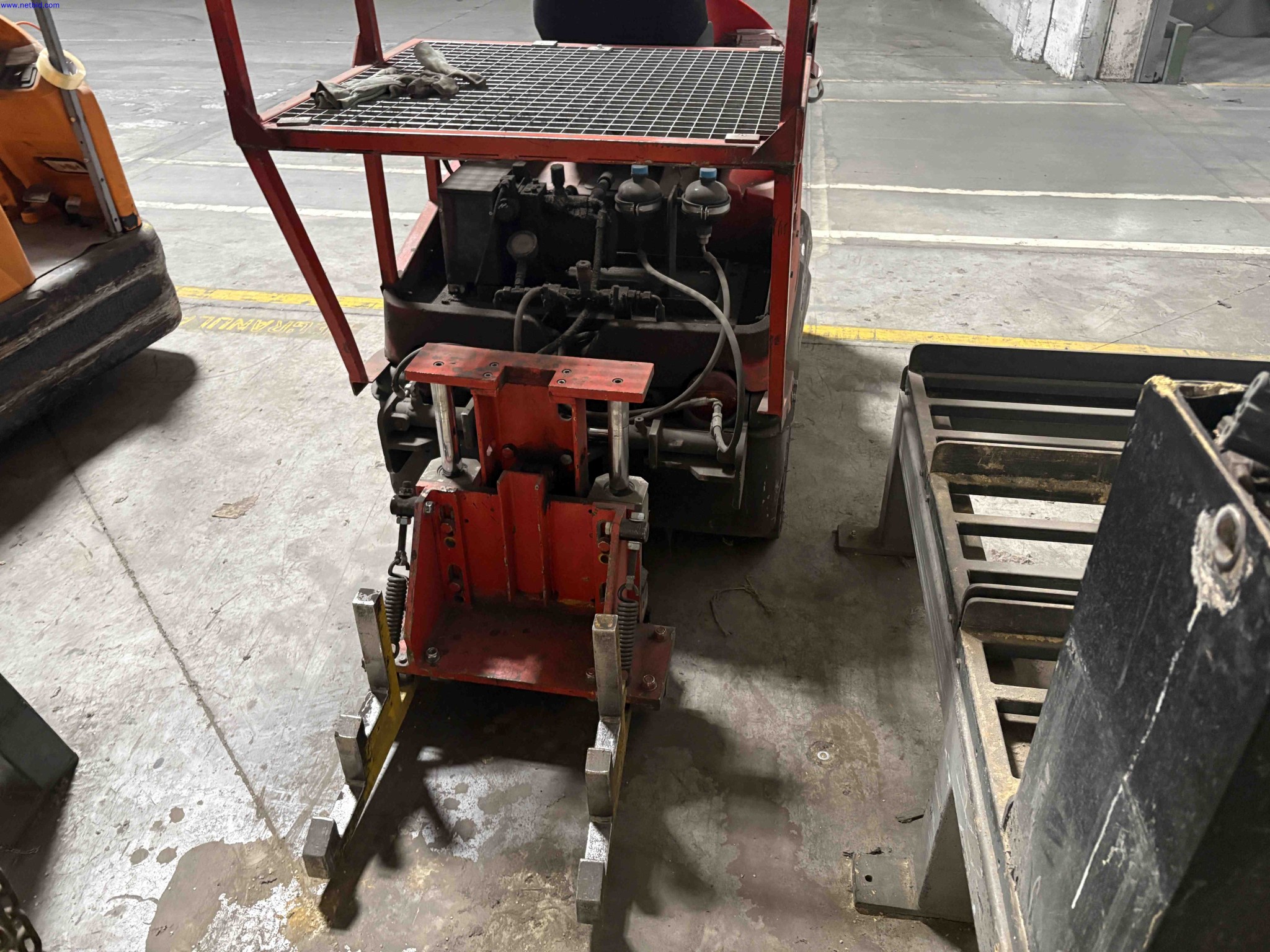 Ride-on battery electric tow tractor Linde Material Handling P60 – foto 8 – kavel bij NetBid, Roterijstraat 205-8793 Waregem