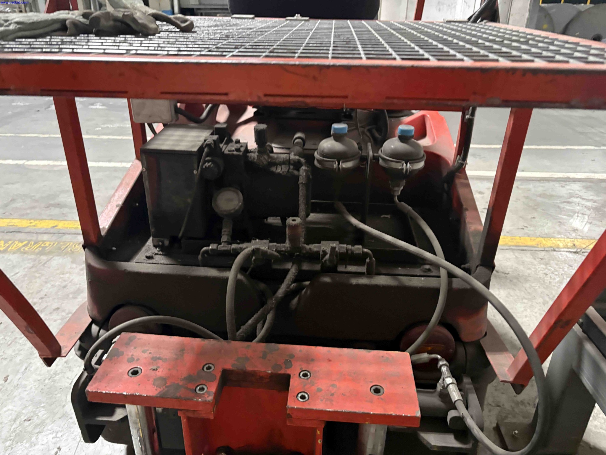 Ride-on battery electric tow tractor Linde Material Handling P60 – foto 9 – kavel bij NetBid, Roterijstraat 205-8793 Waregem