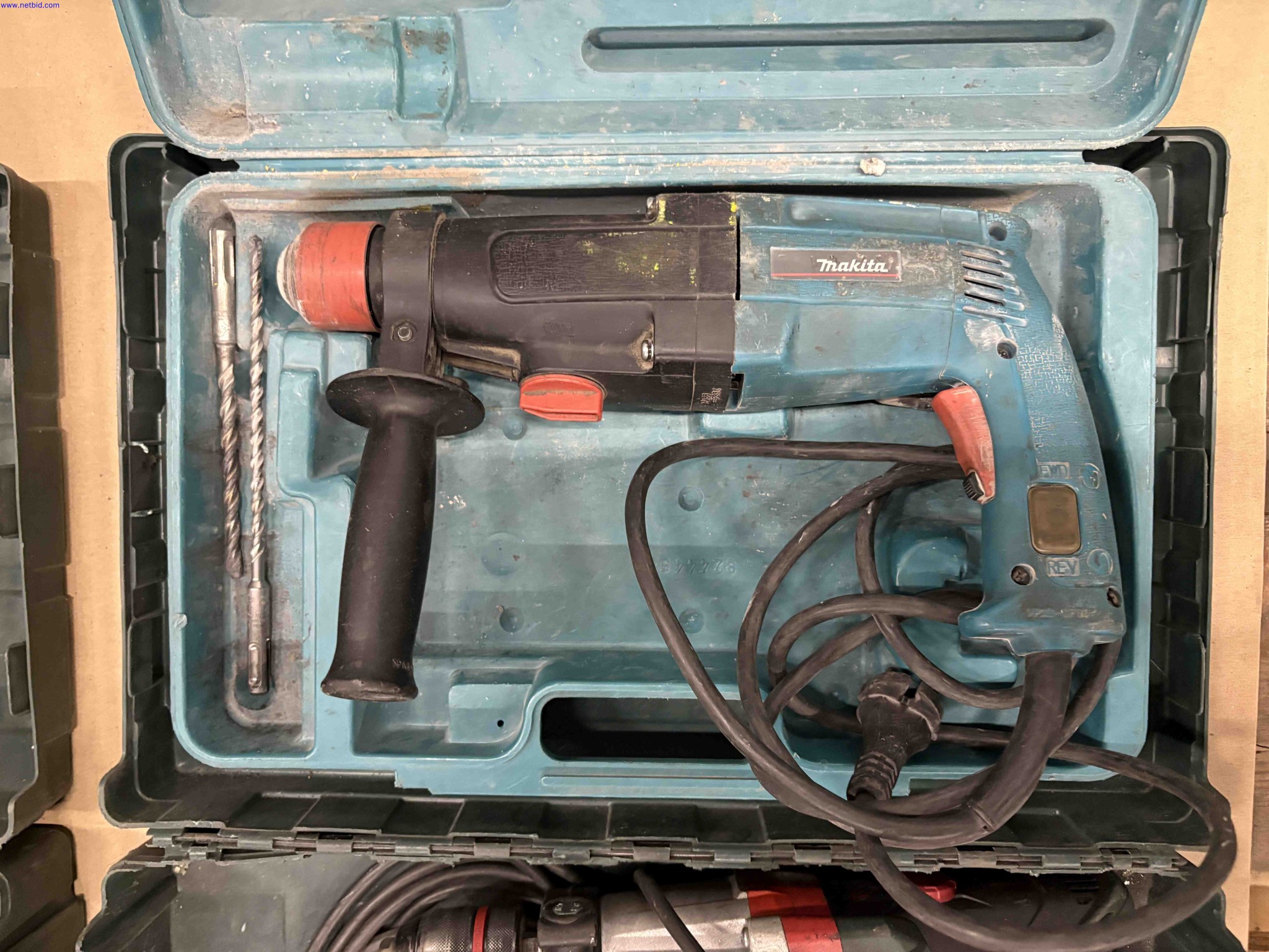1 Set Mains electric drills Makita BEV 1300-2 / SBE 1100 Plus / HR2400 – foto 3 – kavel bij NetBid, Roterijstraat 205-8793 Waregem