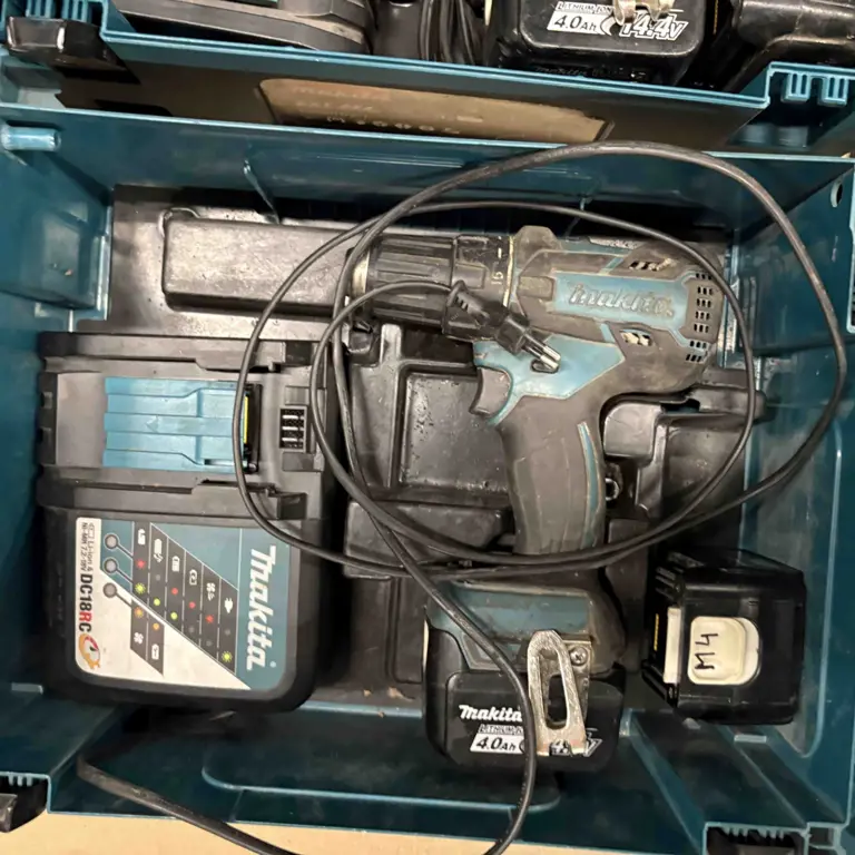 1 Set Elektrické rucní náradí a vrtáky Makita