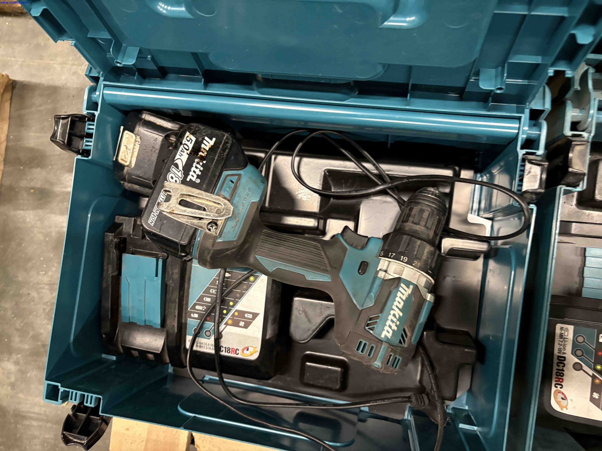 1 Set Power hand tools and drill bits Makita – foto 2 – kavel bij NetBid, Roterijstraat 205-8793 Waregem
