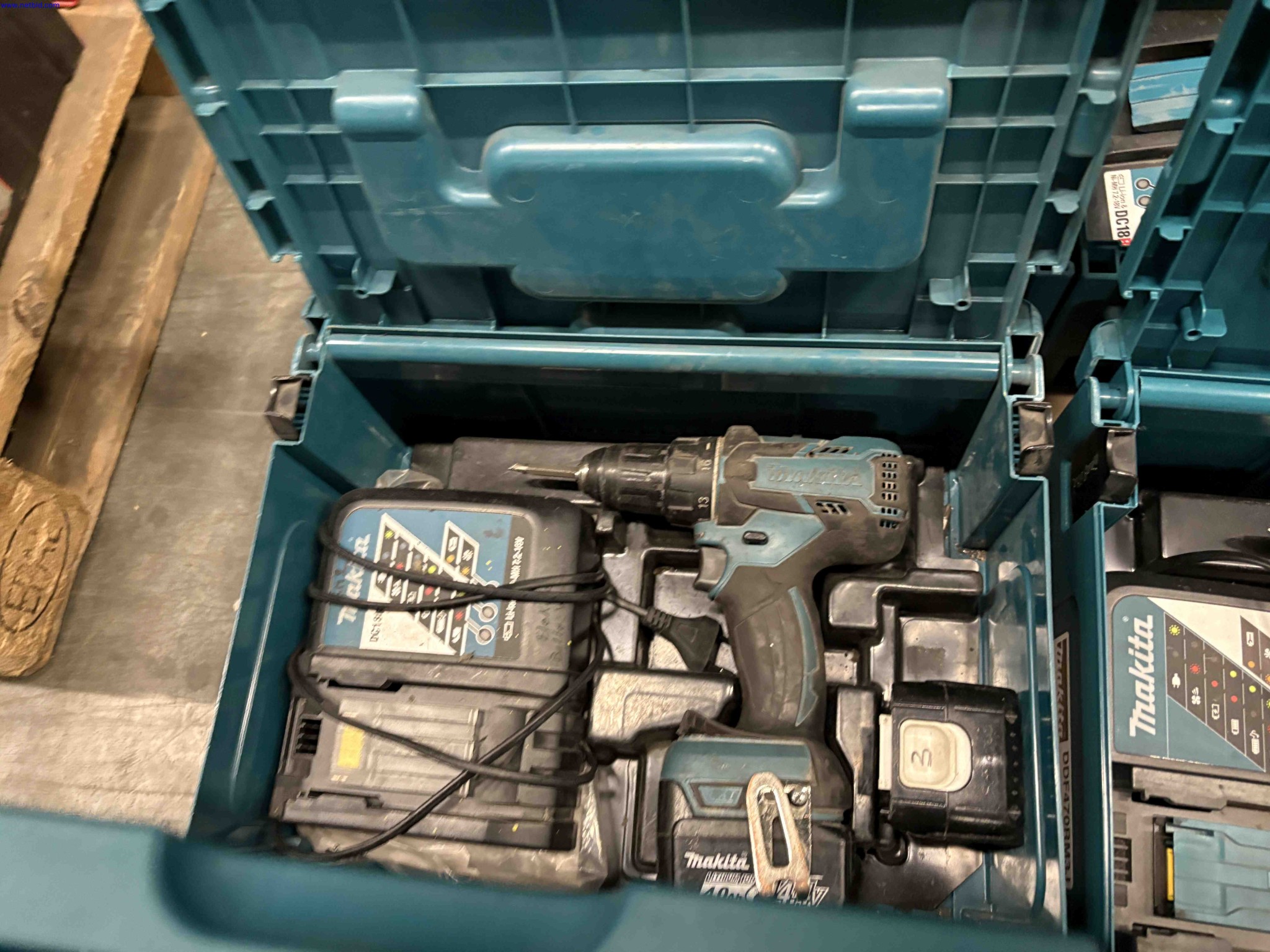 1 Set Power hand tools and drill bits Makita – foto 4 – kavel bij NetBid, Roterijstraat 205-8793 Waregem