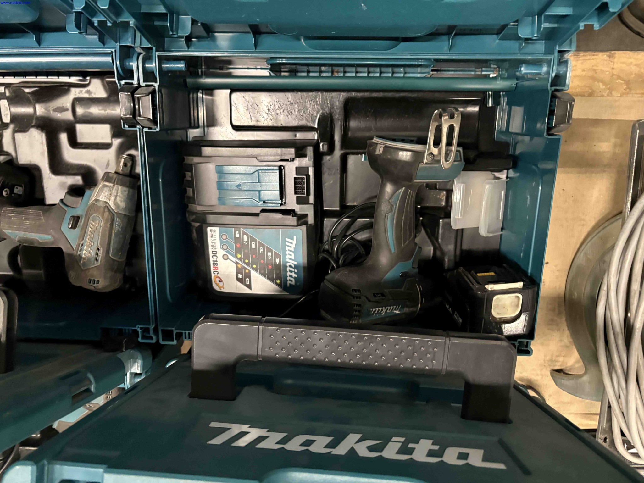 1 Set Power hand tools and drill bits Makita – foto 6 – kavel bij NetBid, Roterijstraat 205-8793 Waregem