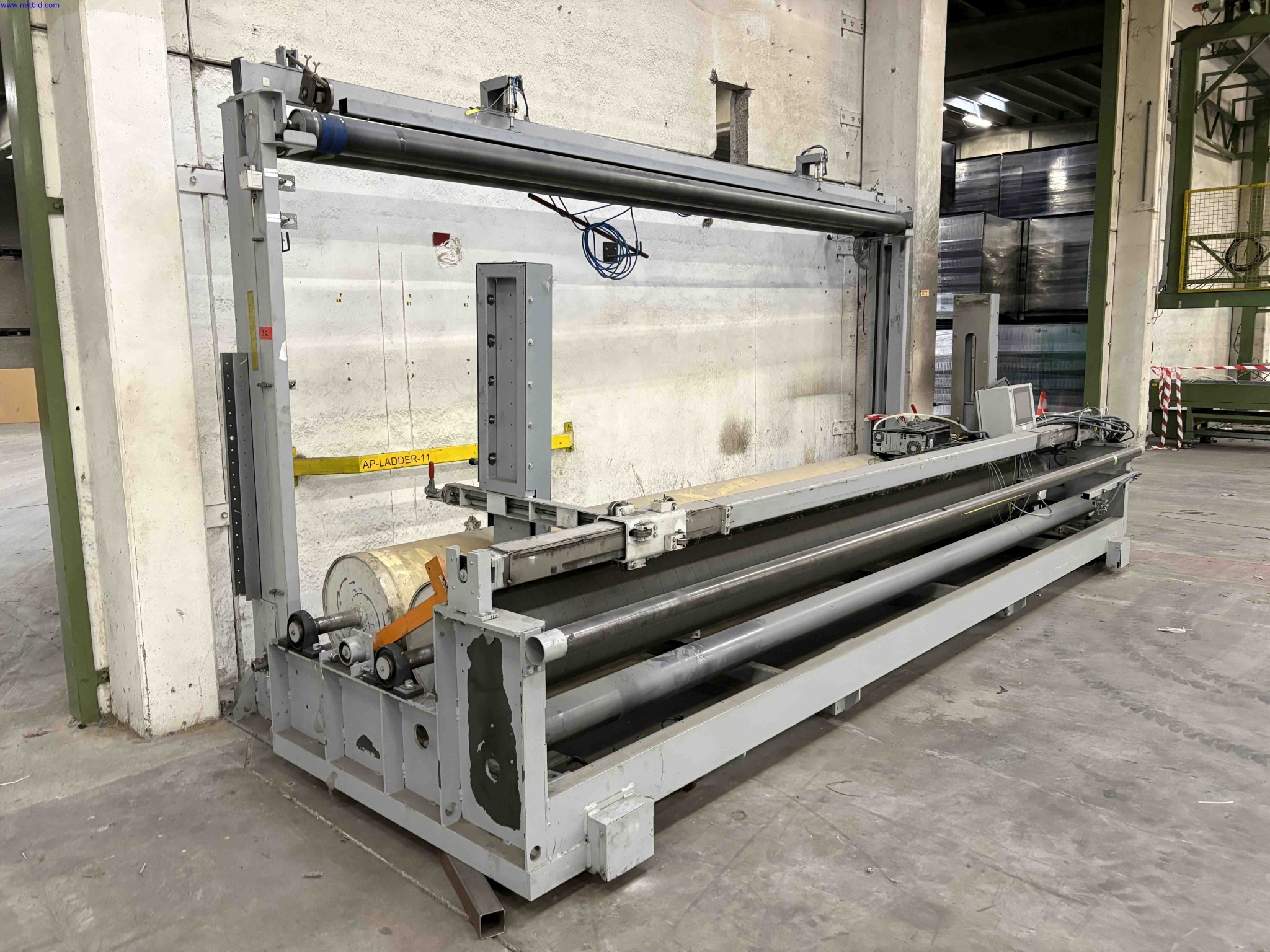 Wall-to-Wall Carpet Roll-Up / Winding Machine Handsaeme Machinery Wall-to-Wall Oproller – foto 2 – kavel bij NetBid, Sint Baafs Vijve