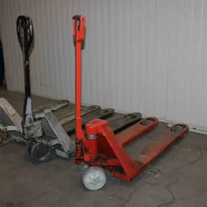 3 Manually operated hydraulic pallet truck CROWN