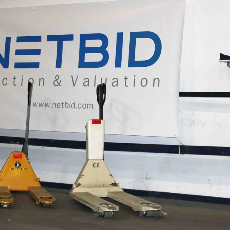 2 Manually operated hydraulic pallet truck