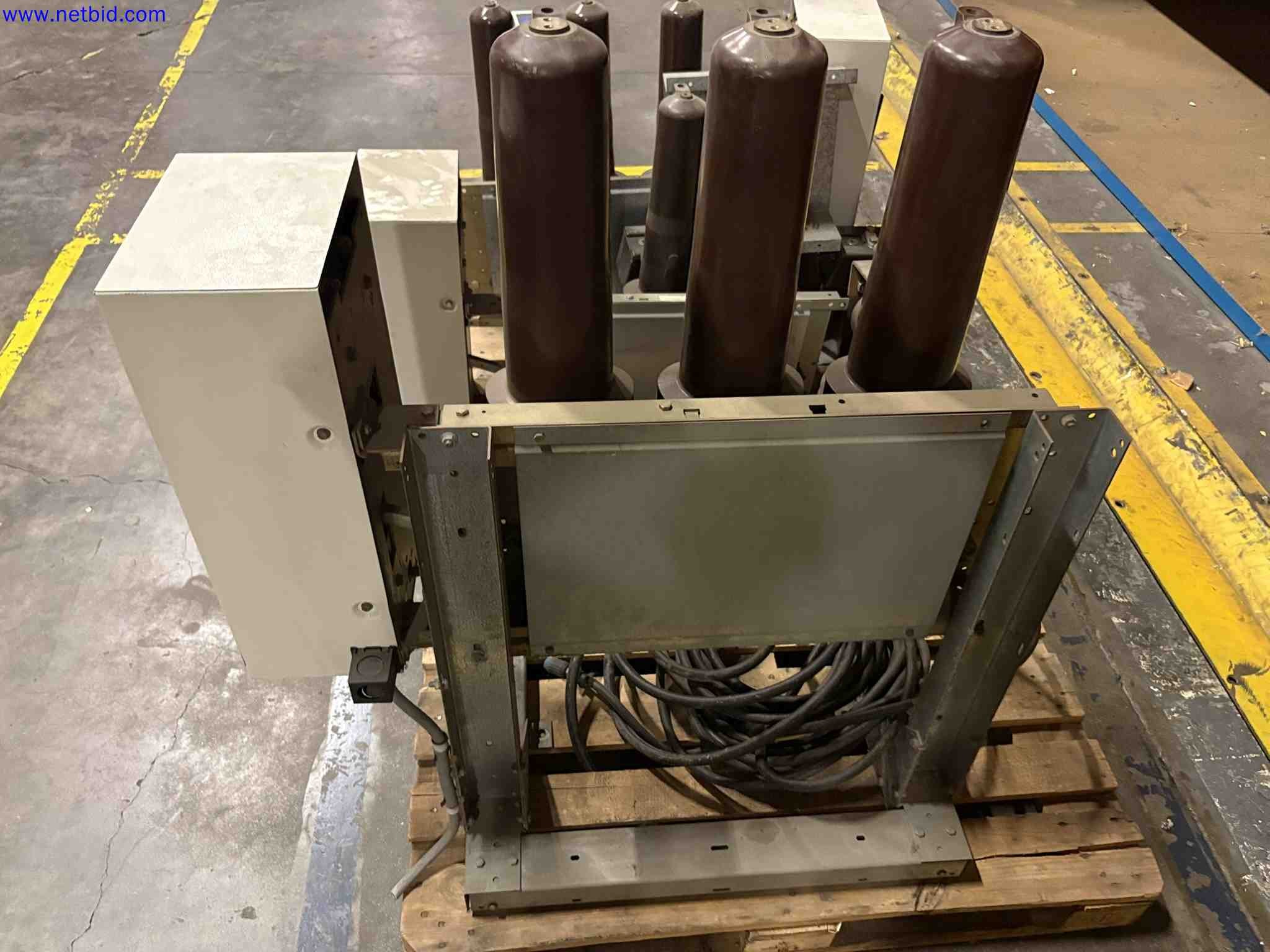 2 Medium-voltage vacuum circuit breaker MERLIN GERIN SFset / SF1 – foto 2 – kavel bij NetBid, Sint Baafs Vijve