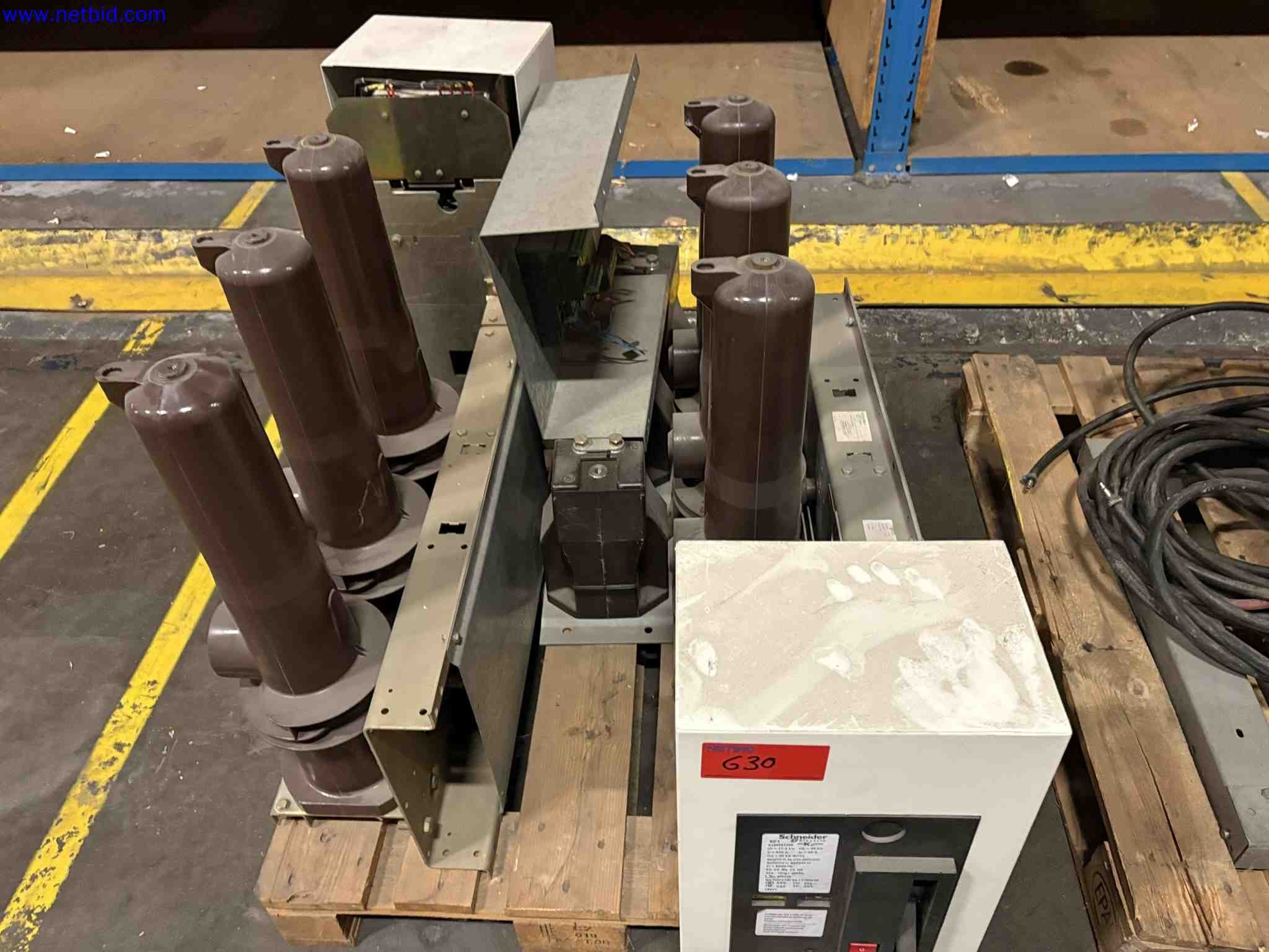 2 Medium-voltage vacuum circuit breaker MERLIN GERIN SFset / SF1 – foto 4 – kavel bij NetBid, Sint Baafs Vijve