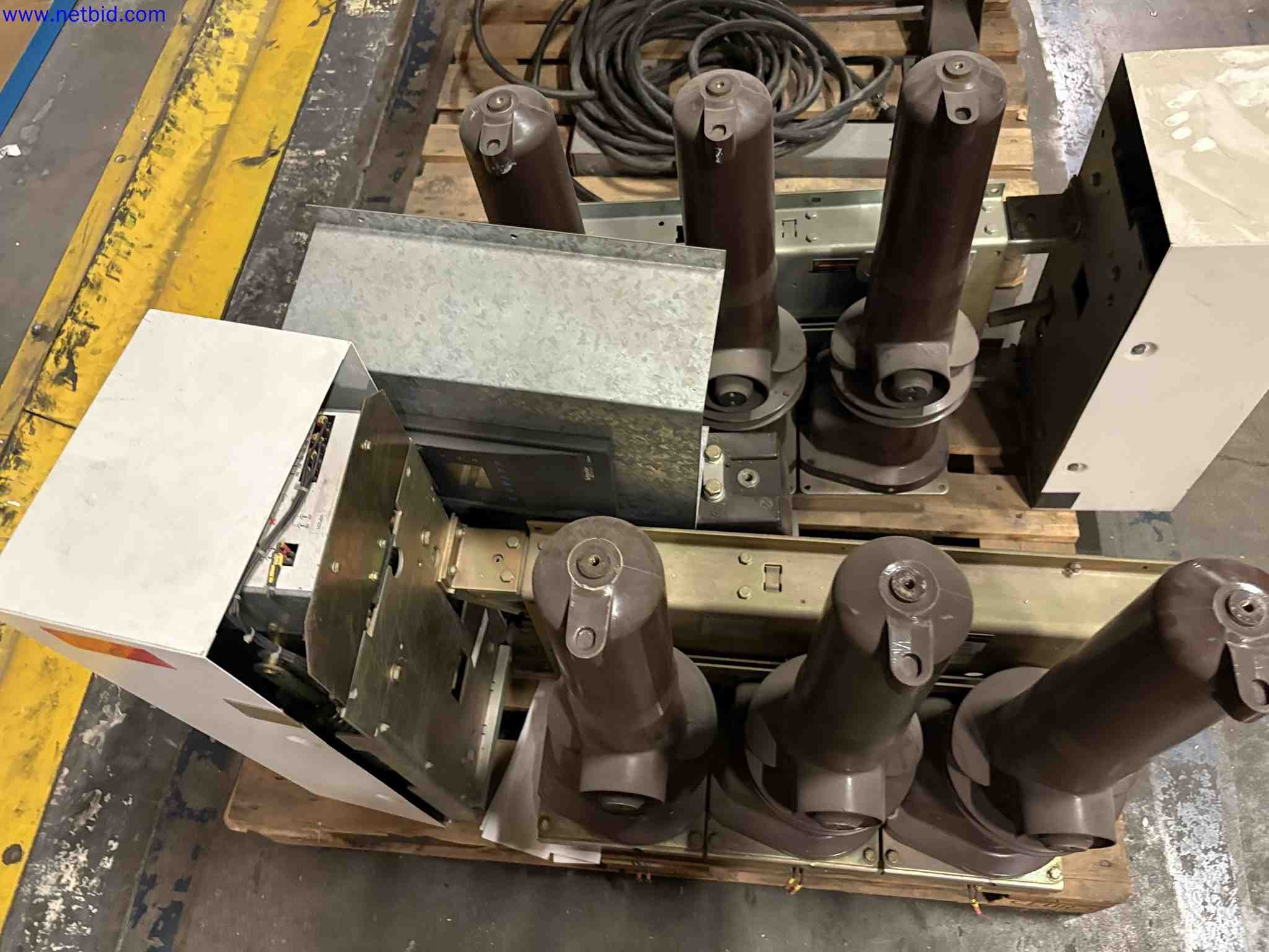 2 Medium-voltage vacuum circuit breaker MERLIN GERIN SFset / SF1 – foto 6 – kavel bij NetBid, Sint Baafs Vijve