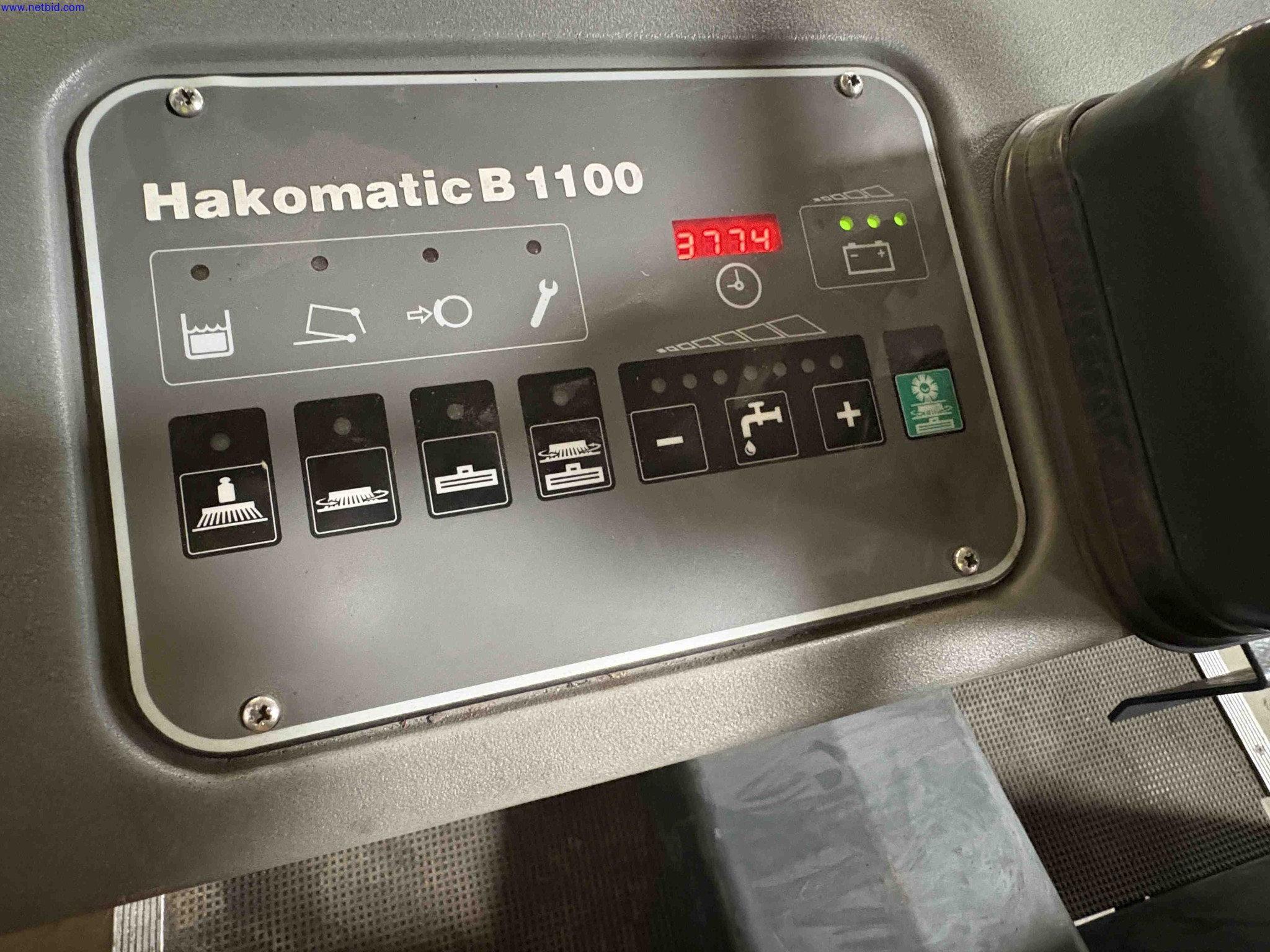 Industrial ride-on floor scrubber/dryer Hako Hakomatic B1100 – foto 8 – kavel bij NetBid, Sint Baafs Vijve