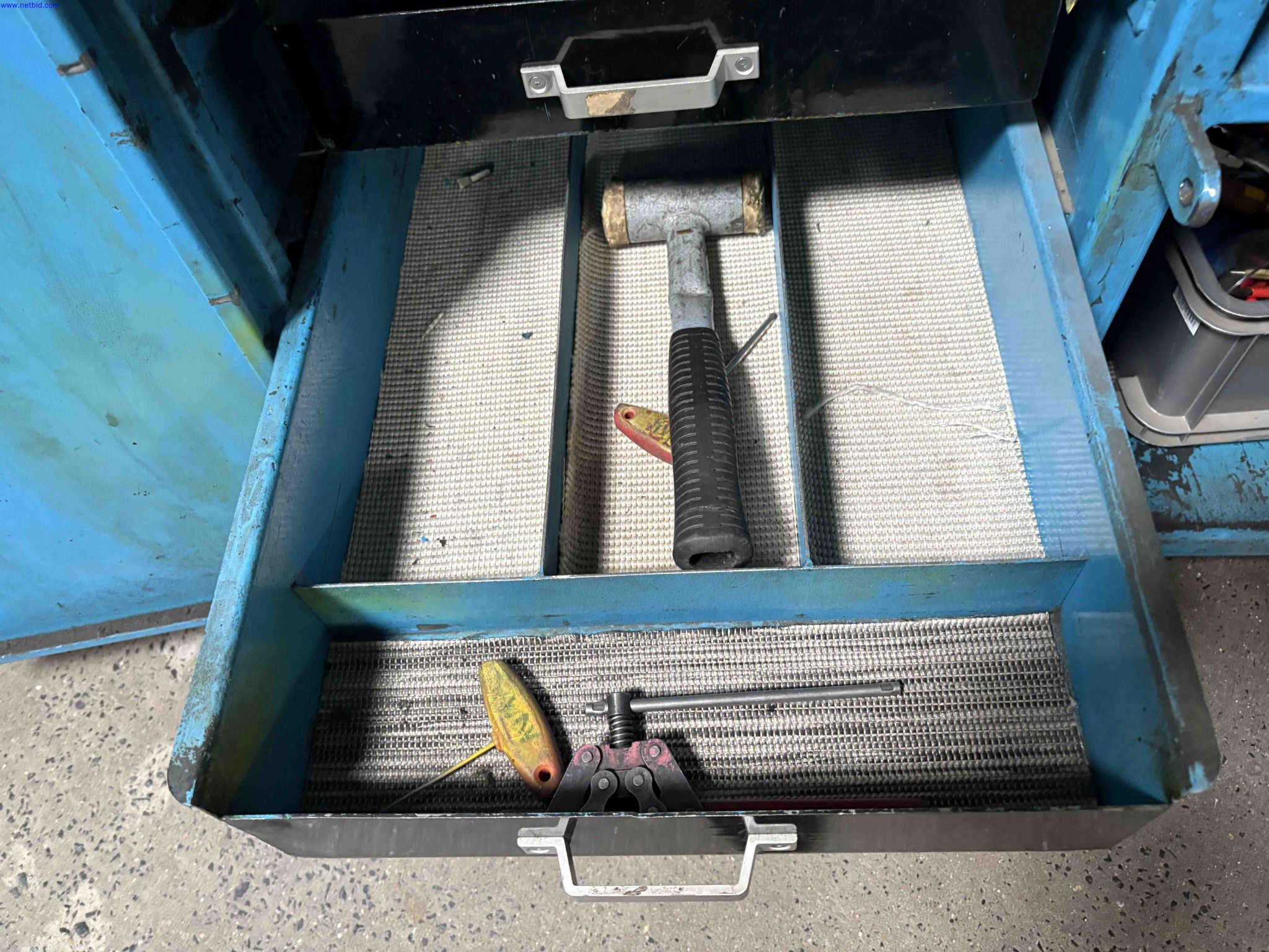 4 Mobile steel tool-storage benches – foto 10 – kavel bij NetBid, Sint Baafs Vijve